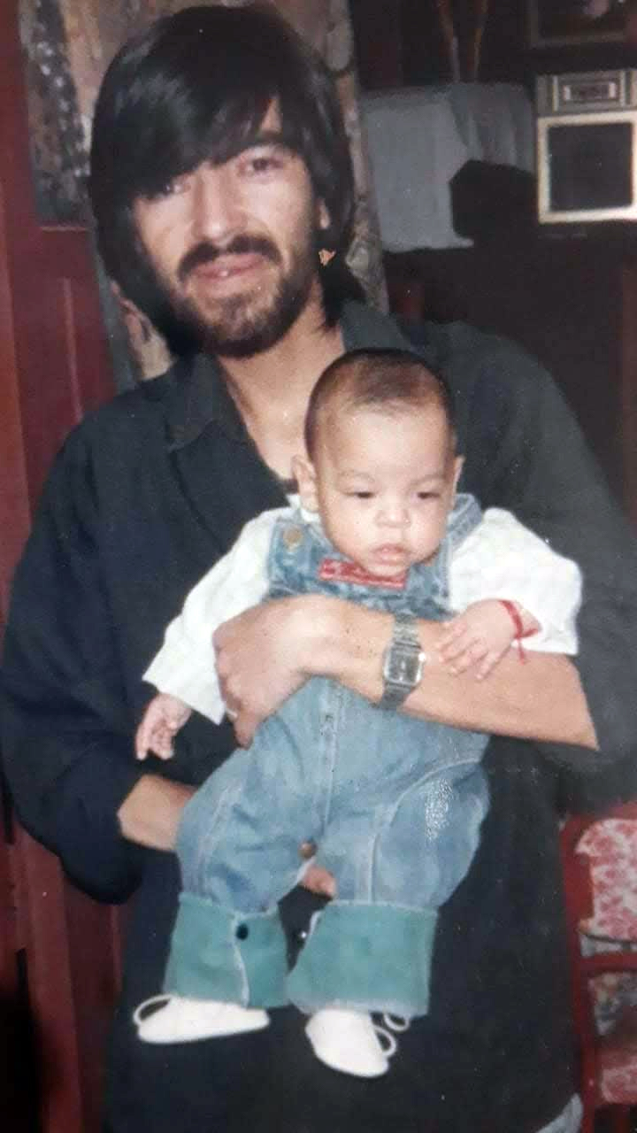 César junto a su hijo. "Usé barba y bigote durante ocho años por una promesa que hice cuando estuvo mal de salud", cuenta sobre su look de aquellos años