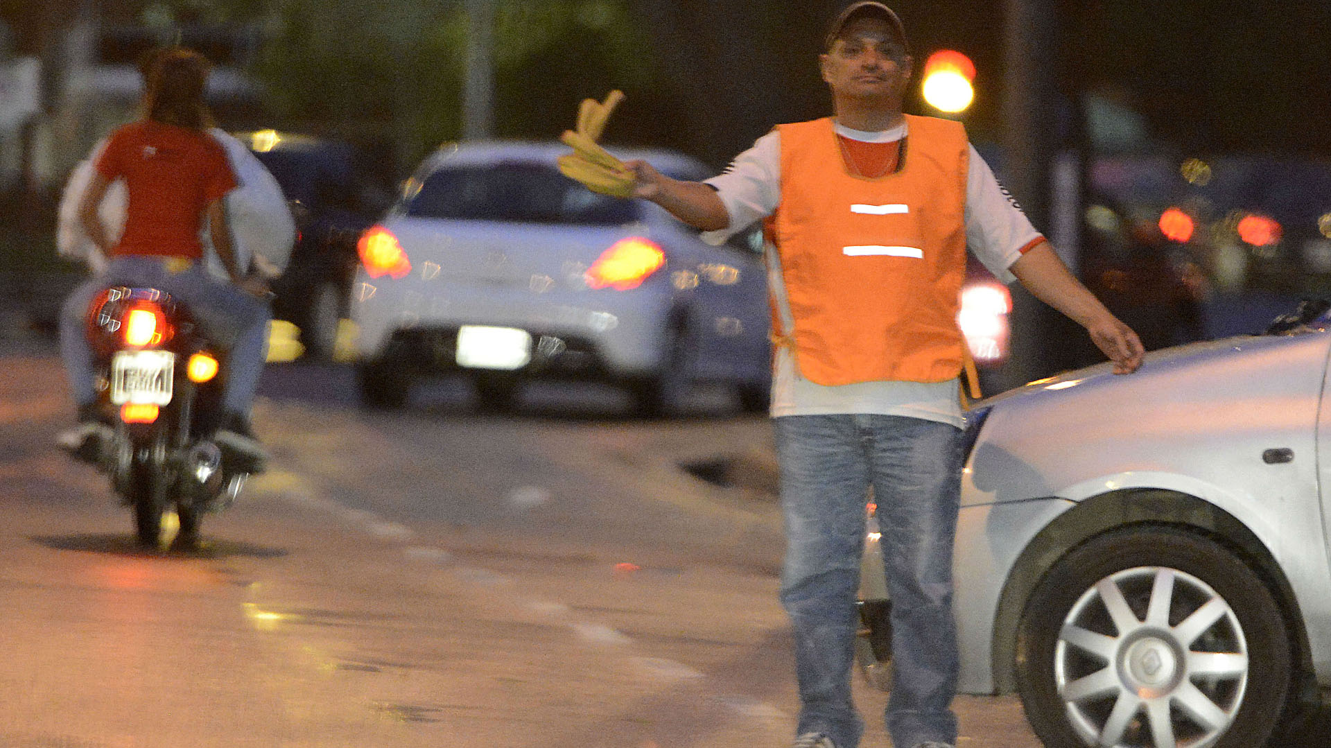 Avanza en Santa Fe un proyecto de ley para prohibir los cuidacoches