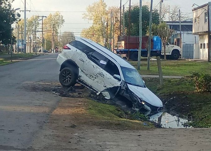 Video: robaron una camioneta usando un inhibidor de se&ntilde;al pero fueron perseguidos y terminaron en una zanja