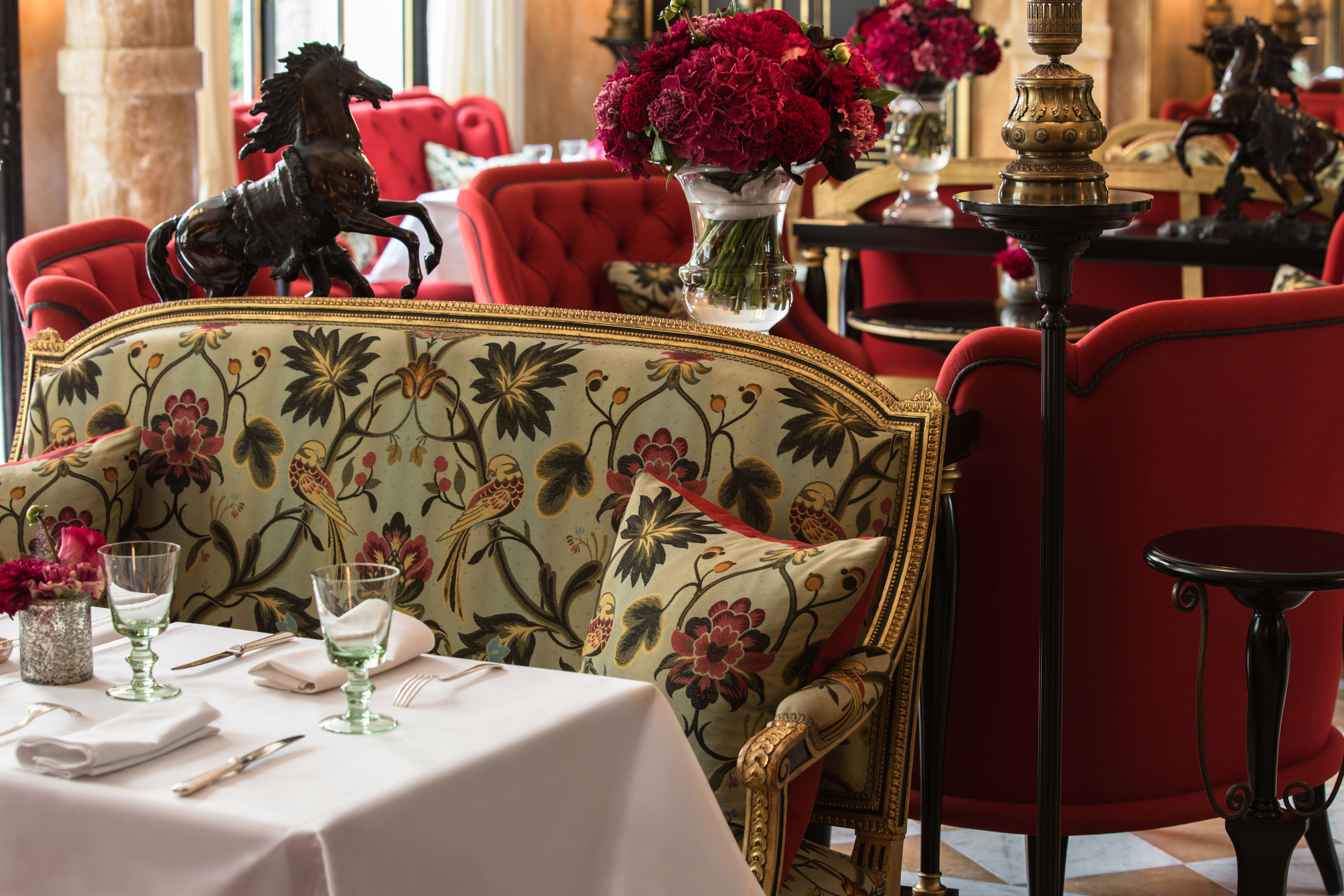 Los muebles, las pinturas y la decoración recrean la Belle Époque. En el restaurant, los platos son elaborados