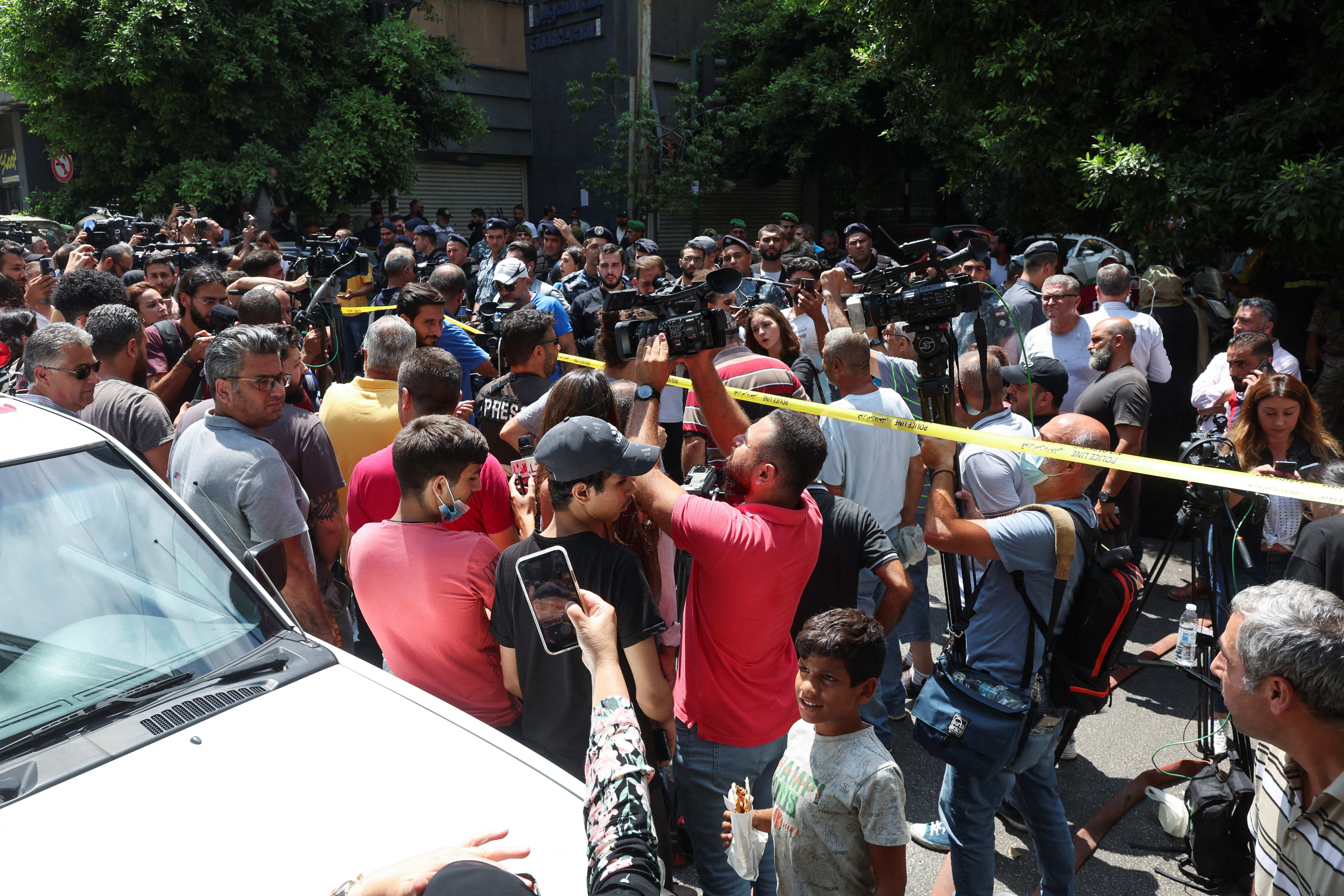En medio de las protestas, la gente se reúne frente al Banco Federal del Líbano, en Hamra (REUTERS)