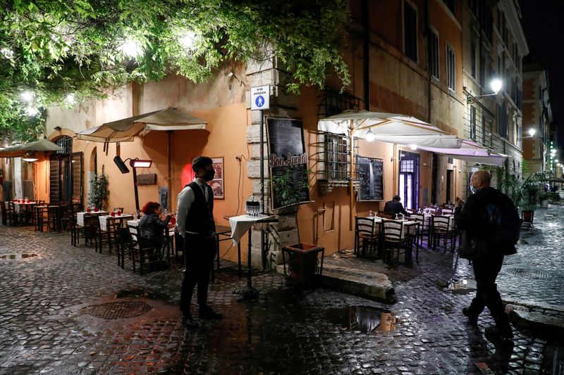 IMAGEN DE ARCHIVO. Mesas vacías fuera de un restaurante, en momentos en que el país endurece restricciones en un esfuerzo para controlar el aumento de casos de COVID-19, en Roma, Italia, Octubre 14, 2020. REUTERS/Remo Casilli