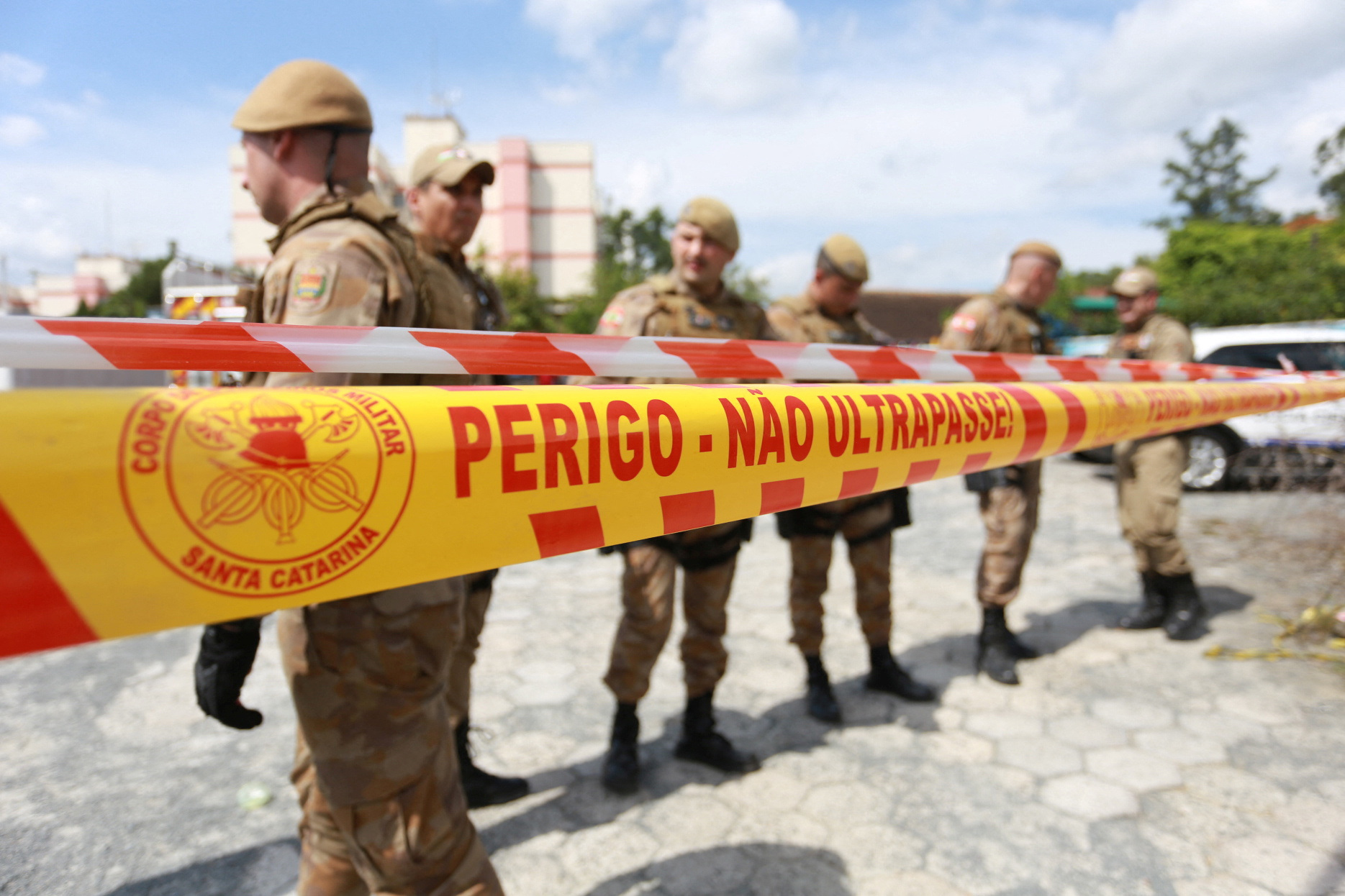 La Policía Militar permanece detrás de un cordón en el perímetro de la guardería. (REUTERS/Denner Ovidio)