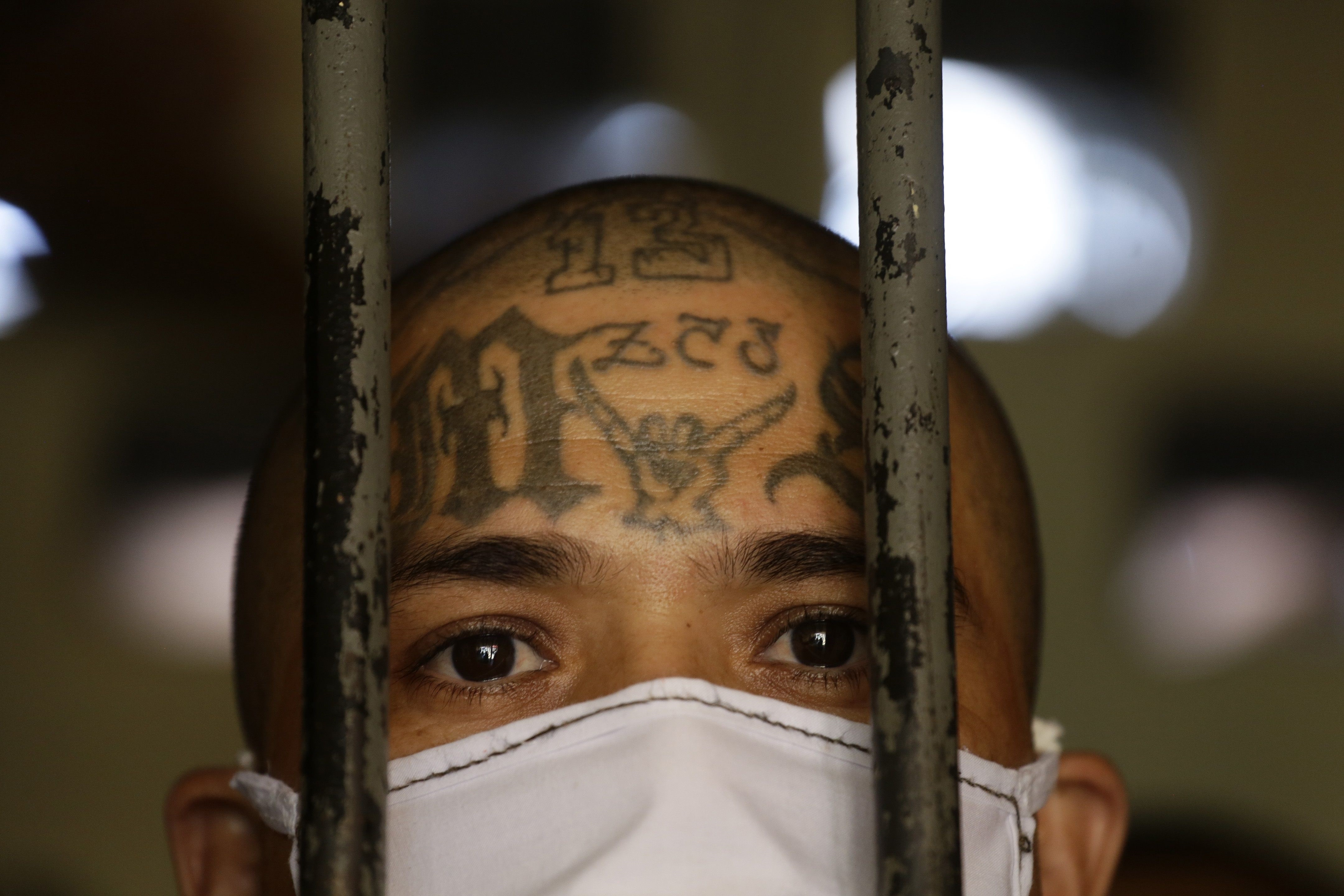 Un pandillero de la Mara Salvatrucha (MS-13) es visto en una celda, el 4 de septiembre de 2020, en el centro penal de Izalco (El Salvador). EFE/Rodrigo Sura
