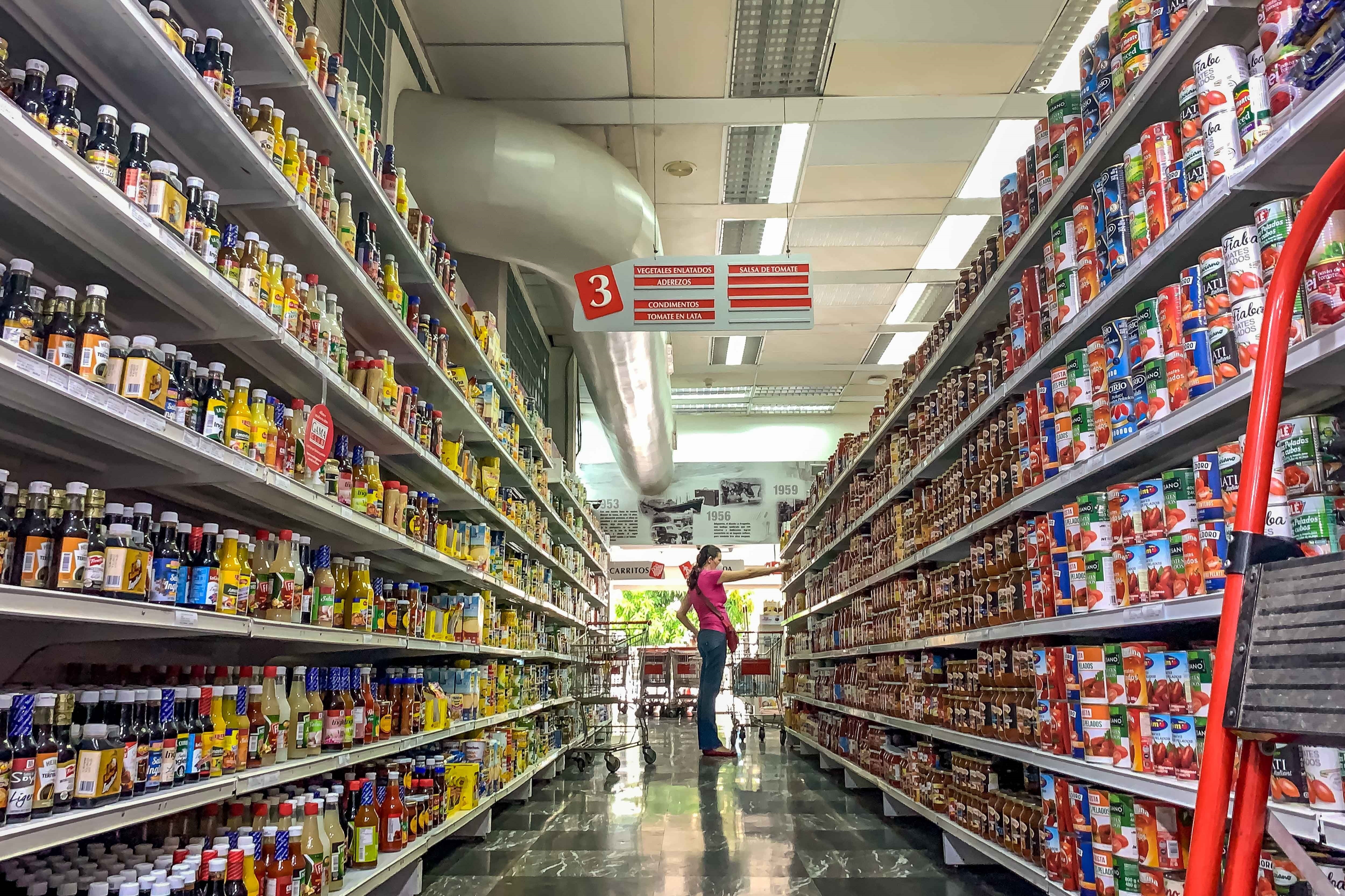 Una mujer escoge productos en un pasillo de un supermercado en Caracas, Venezuela (EFE/ Miguel Gutiérrez/Archivo)
