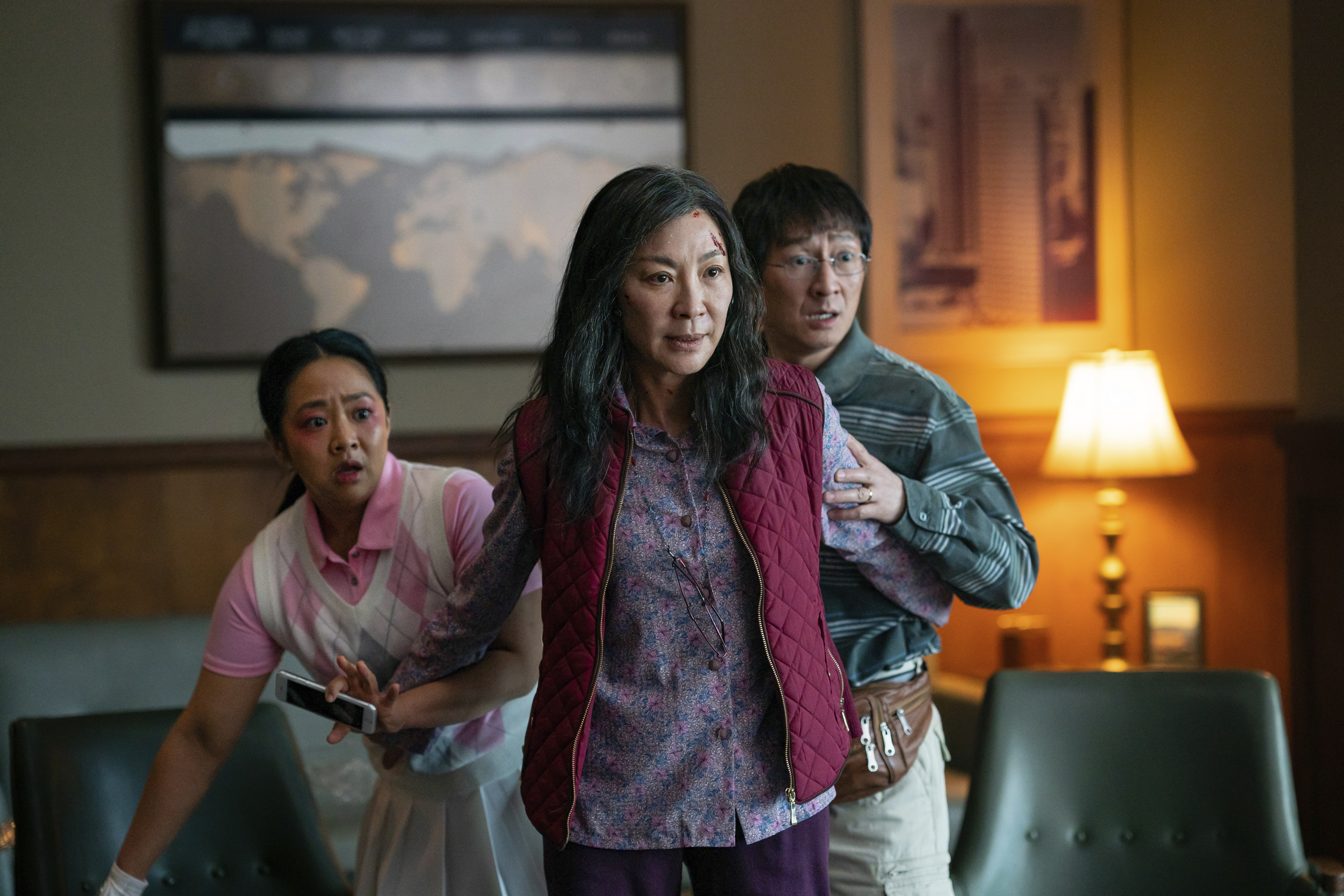 Michelle Yeoh, Jamie Lee Curtis y Jonathan Ke Quan protagonizan "Todo en todas partes al mismo tiempo". (A24)