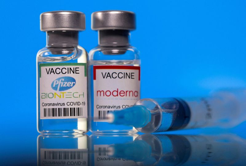 El estudio científico de vacunación heteróloga en Argentina no generó ninguna muerte y comprobó sus beneficios (REUTERS/Dado Ruvic/Illustration/File Photo)