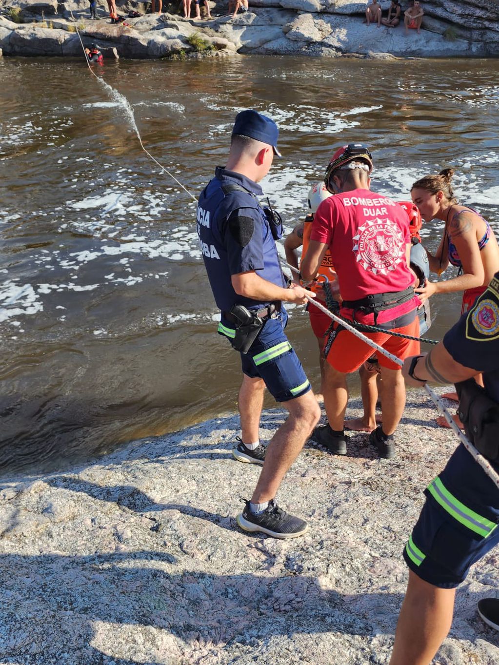 Córdoba: rescataron a 20 turistas que quedaron aislados tras la crecida del río Mina Clavero (Policía)