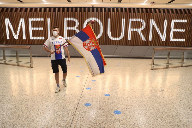 Un fanático serbio esperando la llegada de Novak Djokovic al Abierto de Australia en el aeropuerto de Melbourne (Reuters)