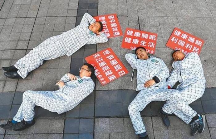 Una de las fotos subidas a las redes chinas con jóvenes practicando el Tang Ping, el movimiento de "estar tirado".