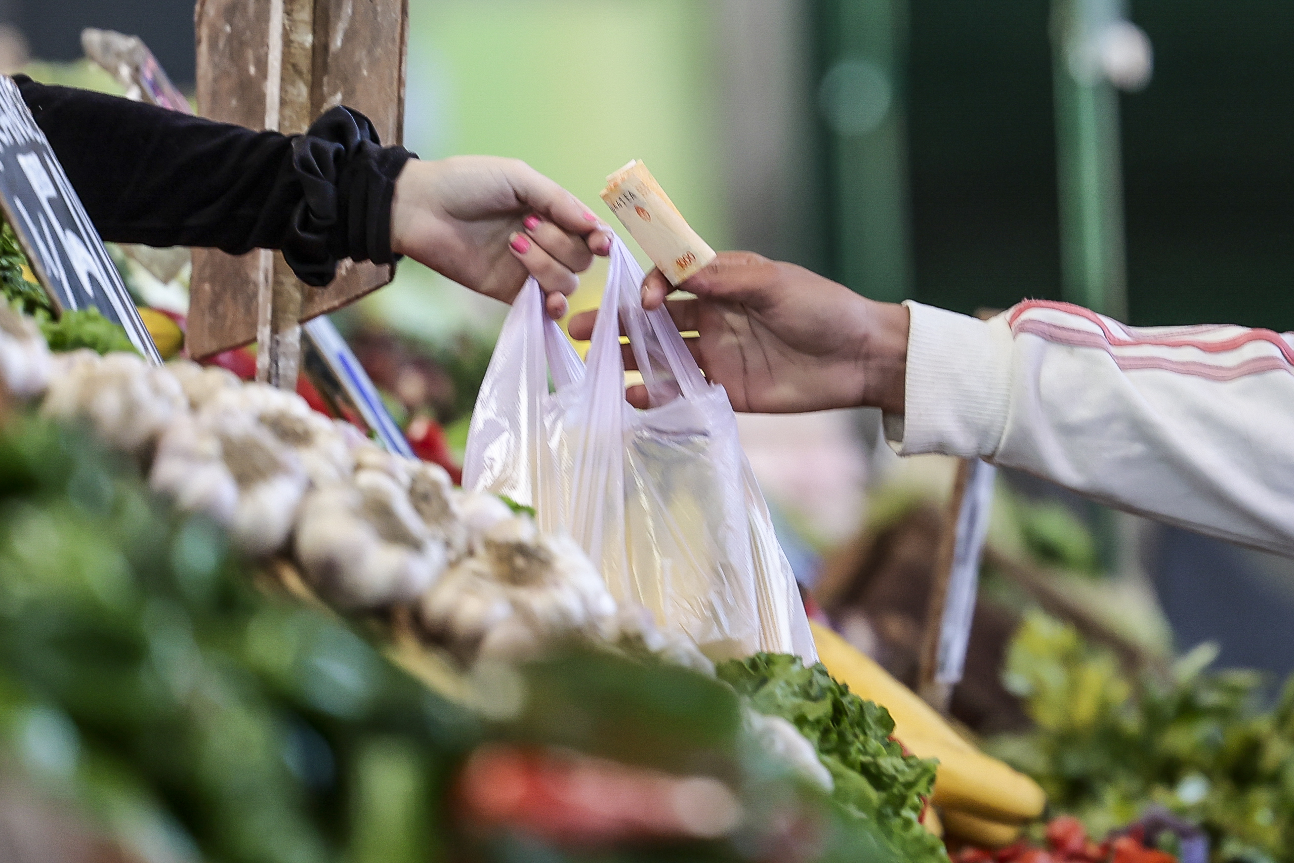 Moneda y precios: en los &uacute;ltimos doce meses la inflaci&oacute;n triplic&oacute; el crecimiento de la base monetaria