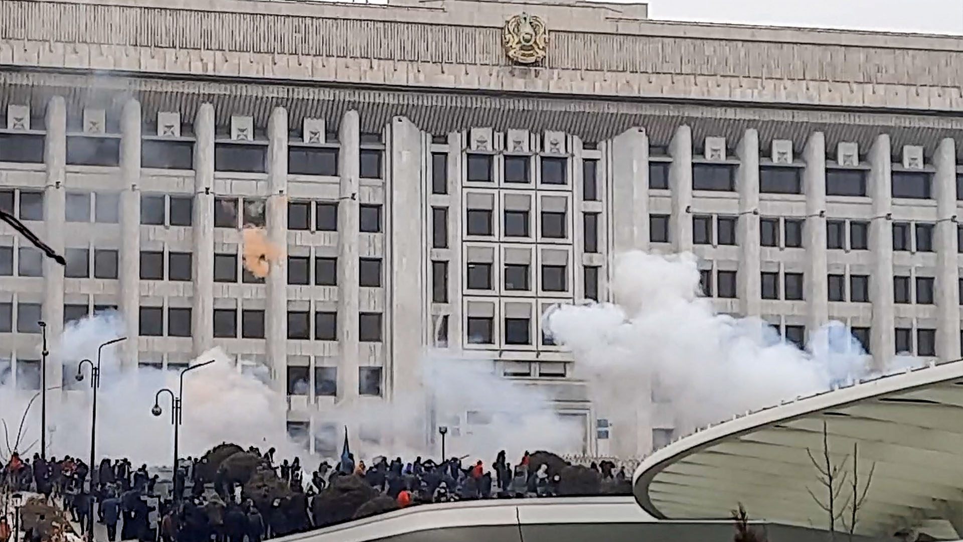 Más de 1.000 manifestantes asaltaron la sede del Gobierno en Almaty, donde se escuchan disparos, ráfagas de ametralladoras y se ha desatado un incendio (AFP)