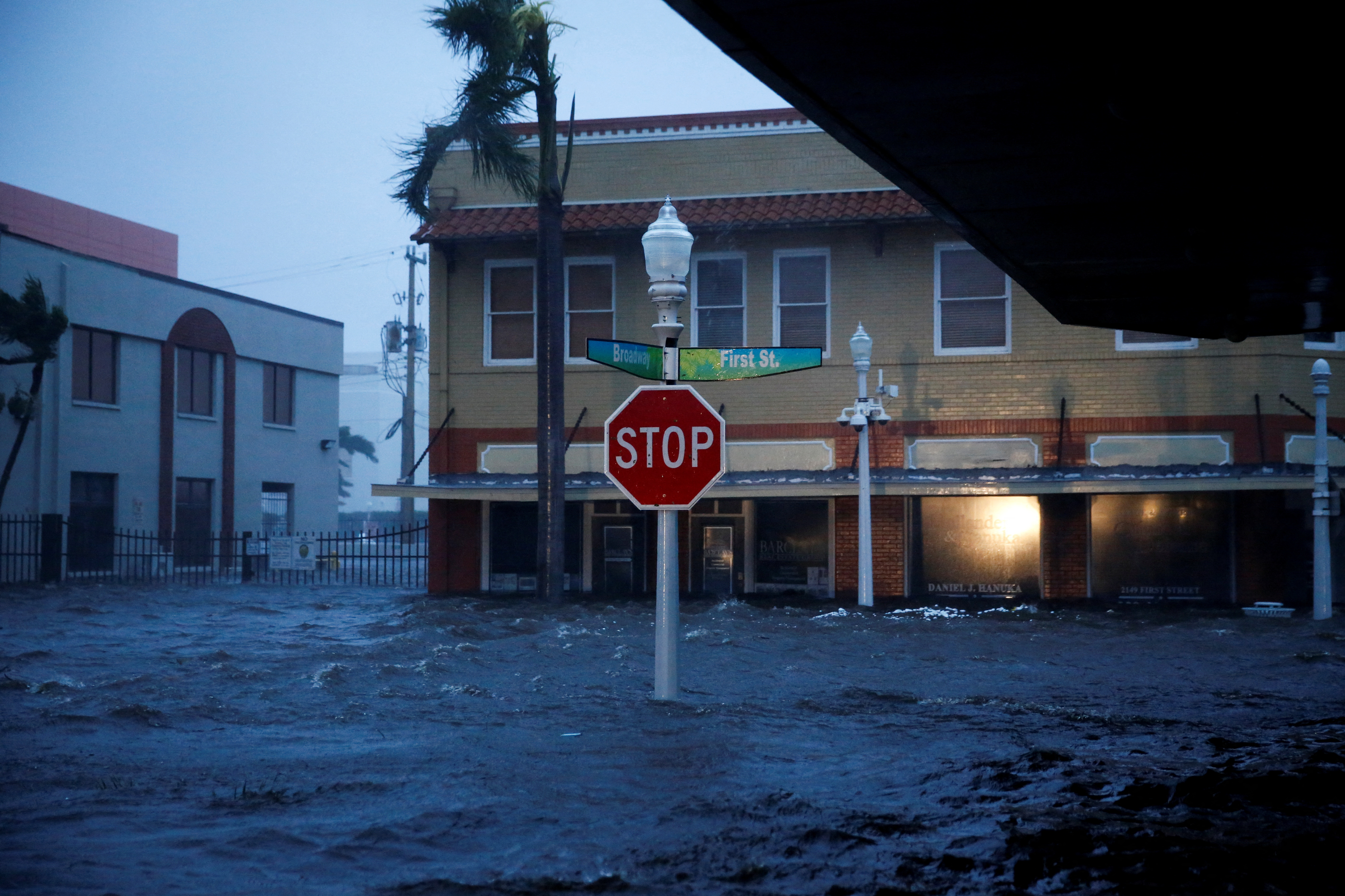 Las fuertes lluvias y vientos hicieron que muchas calles resultaran inundadas.