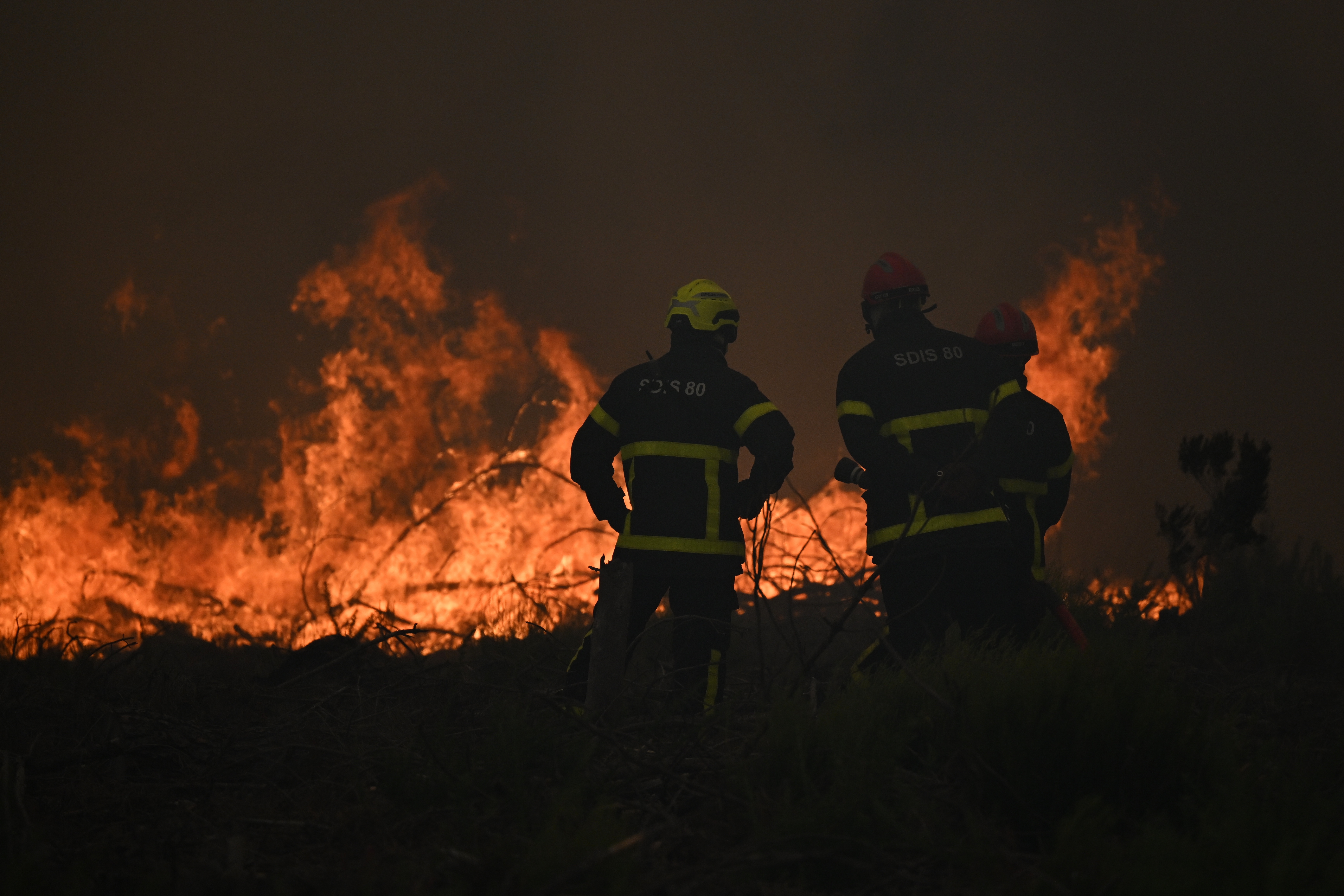 Más de 250.000 evacuados y 42.000 hectáreas calcinadas por el incendio que azota al sur de Francia: hay alerta máxima en Burdeos