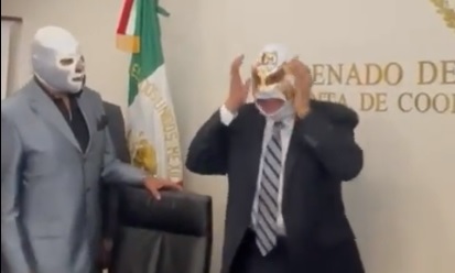 Un grupo de luchadores obsequiaron una máscara a Ricardo Monreal. (Impresión de pantalla)