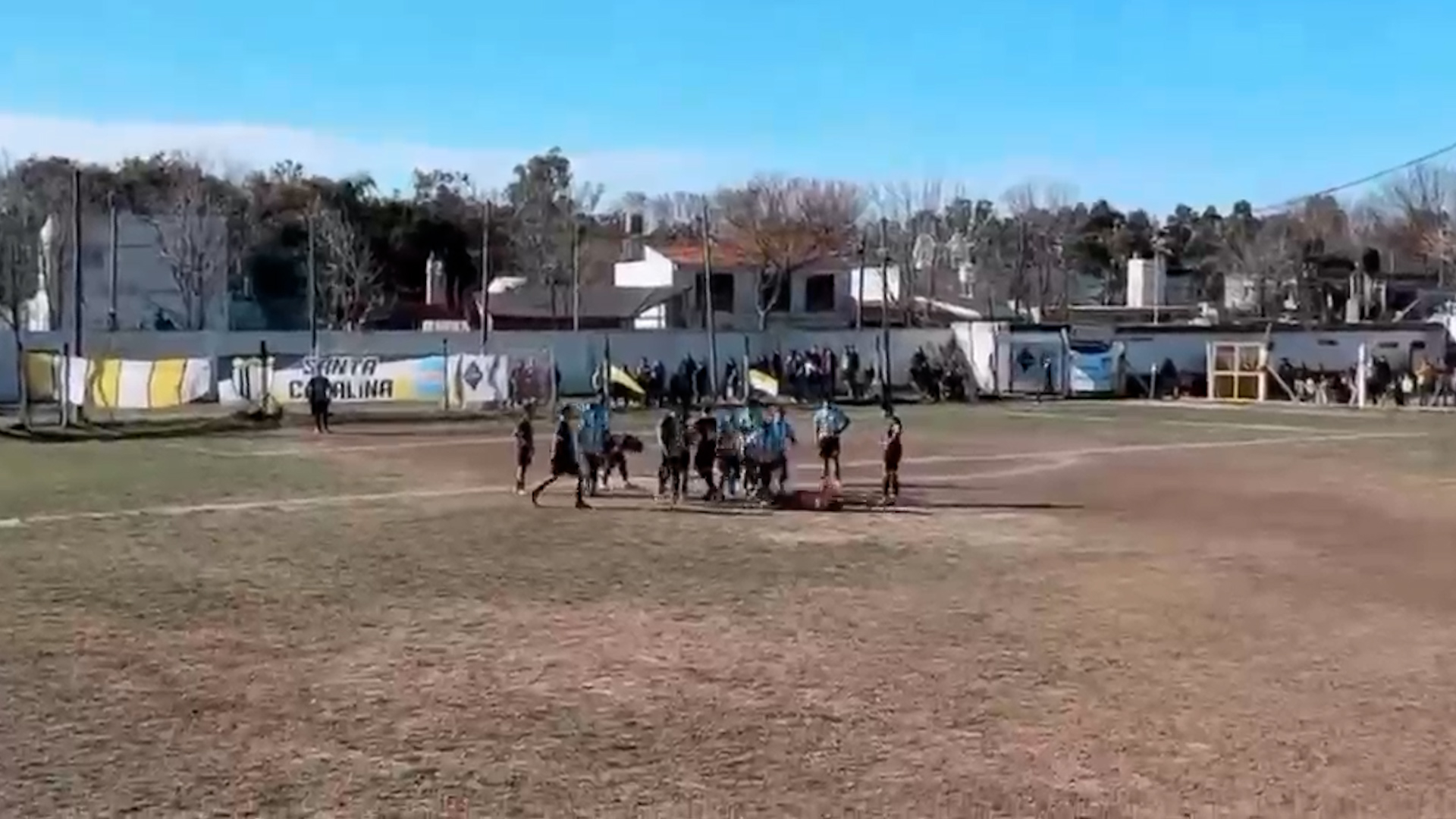 Video: un futbolista fue expulsado y golpeó a un árbitro durante un partido de fútbol amateur en Santa Fe