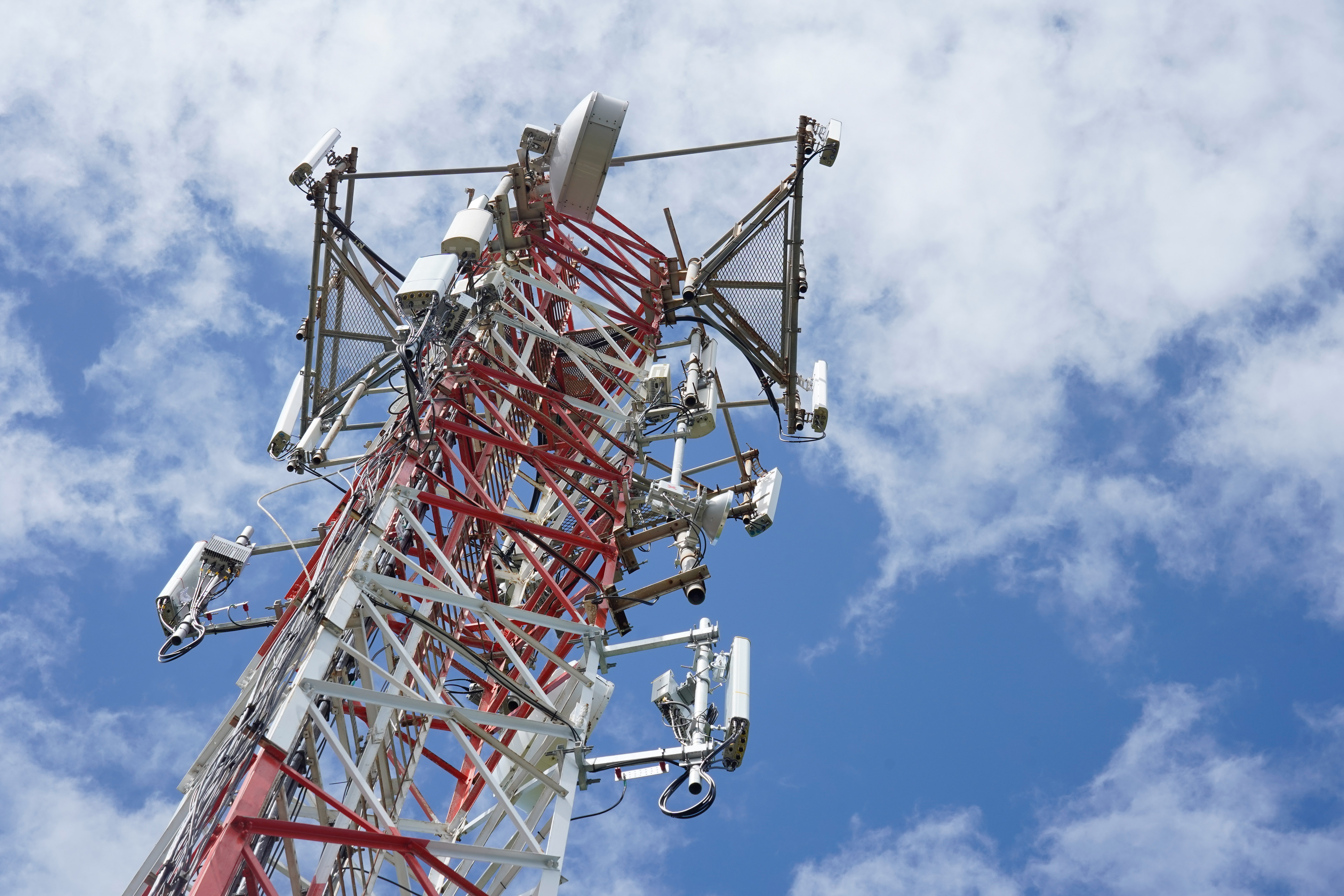 El espectro radioeléctrico es el recurso necesario para el despliegue de la infraestructura que soporta la prestación de diversos servicios de telecomunicaciones.