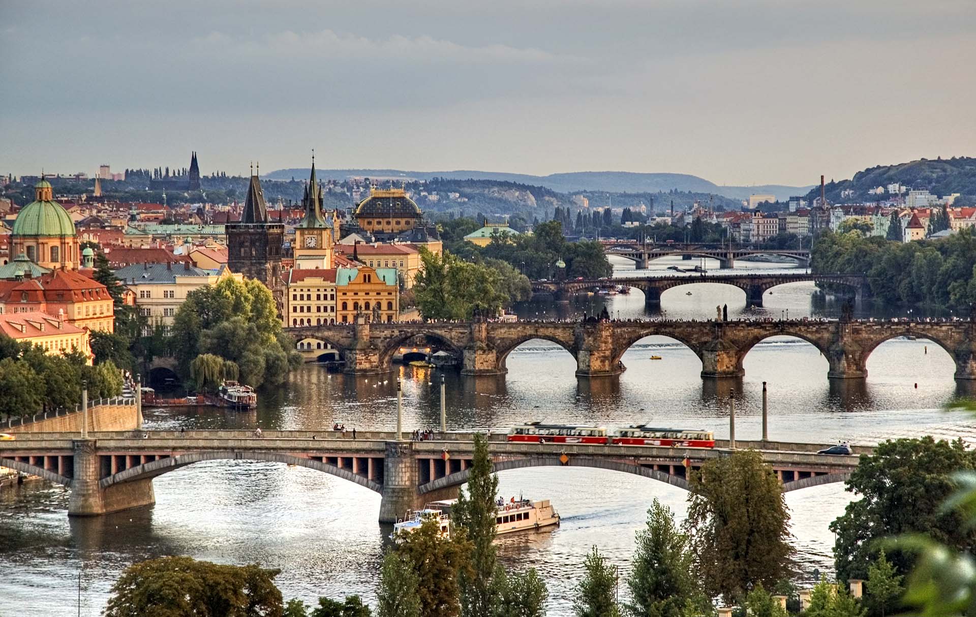 Praga, la capital de la República Checa, está dividida por el río Moldava. Además de ser una de las ciudades más baratas del mundo para vivir