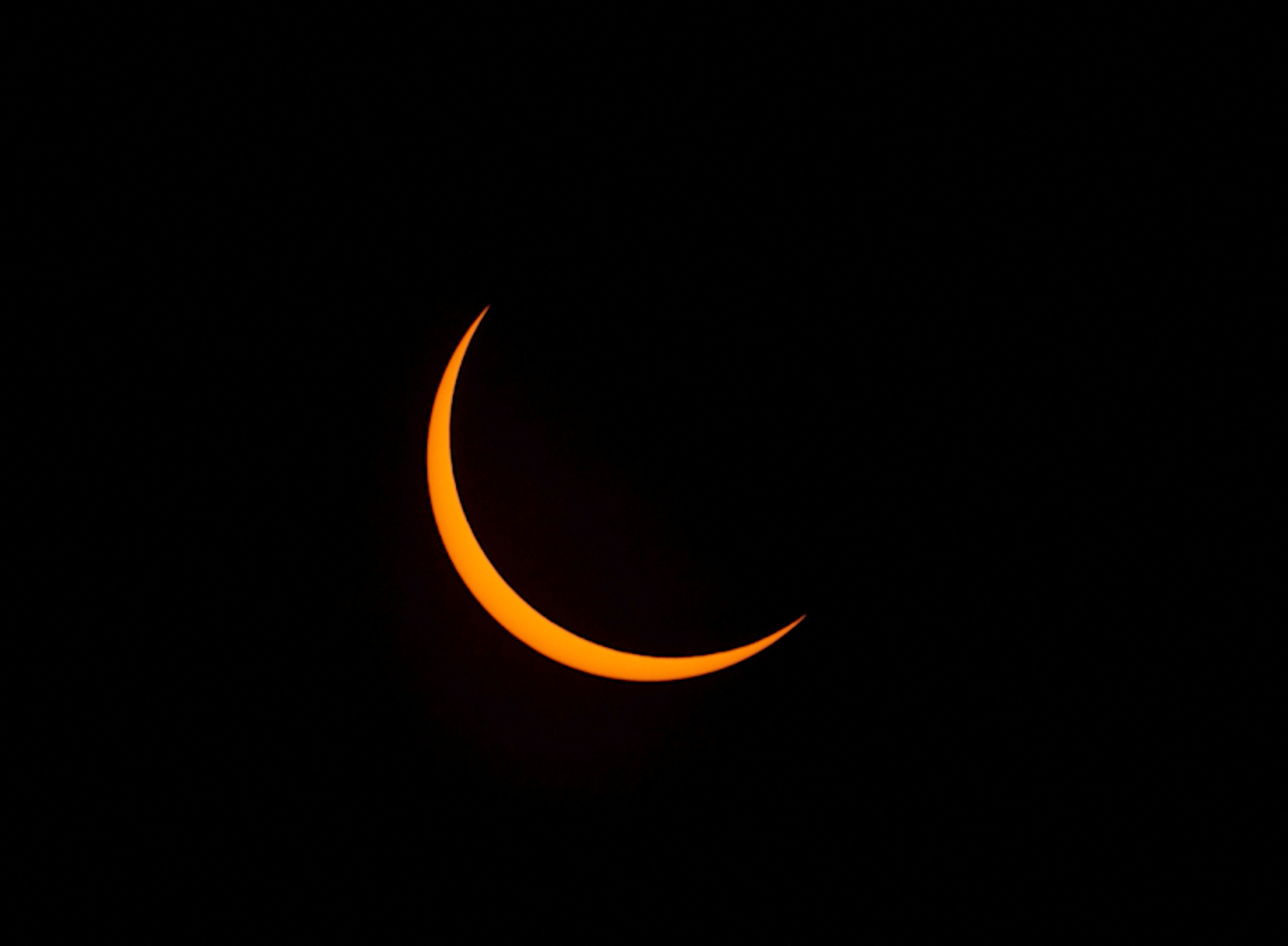 Este tipo de eclipse cambia de eclipse solar total a anular (en forma de anillo) a medida que la sombra de la luna se mueve sobre la superficie de la Tierra. (AAP Image/Centre for Radio Astronomy Research/Michael Goh via REUTERS )