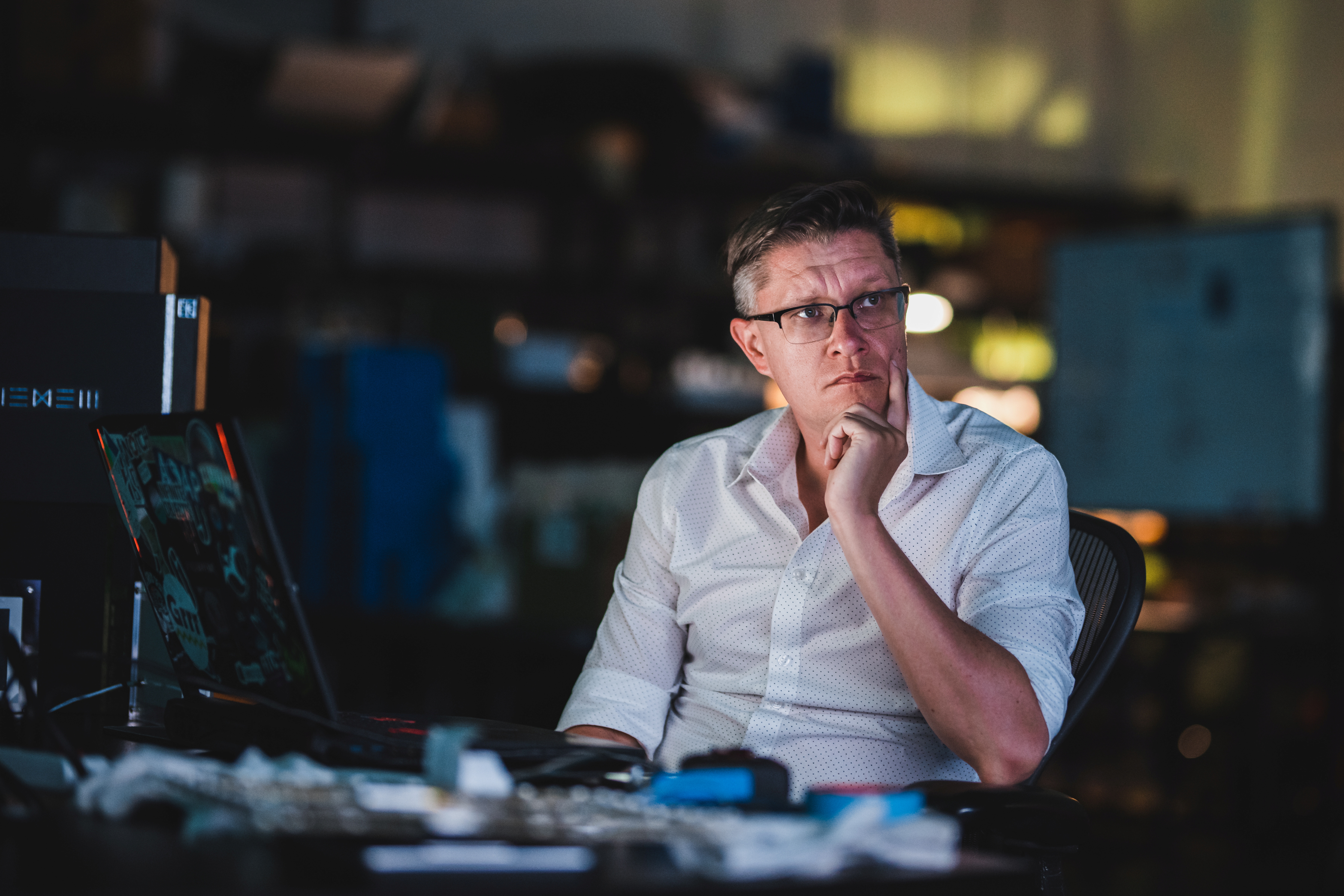 El fundador y artista digital de WENEW, Mike Winkelmann, también conocido como Beeple, en Charleston, Carolina del Sur (Brandon Todd / WENEW / vía REUTERS)