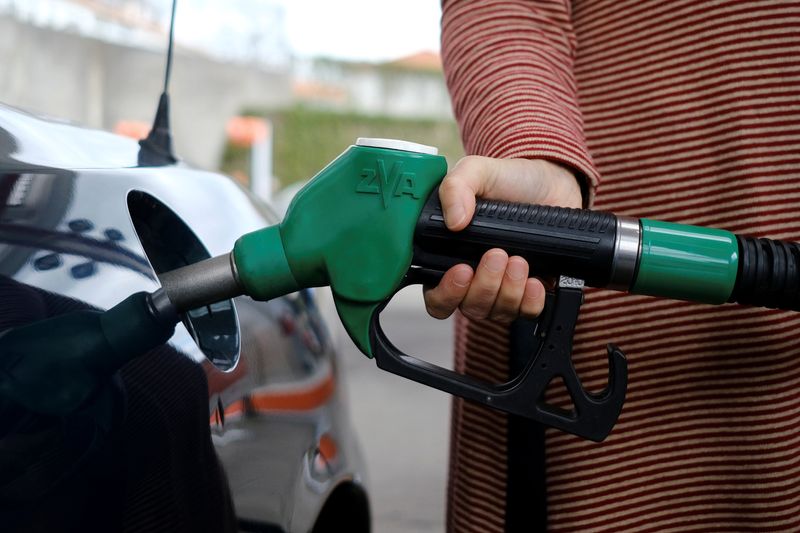 Los combustibles siguen un esquema de subas mensuales dentro del marco del programa Precios Justos (REUTERS)