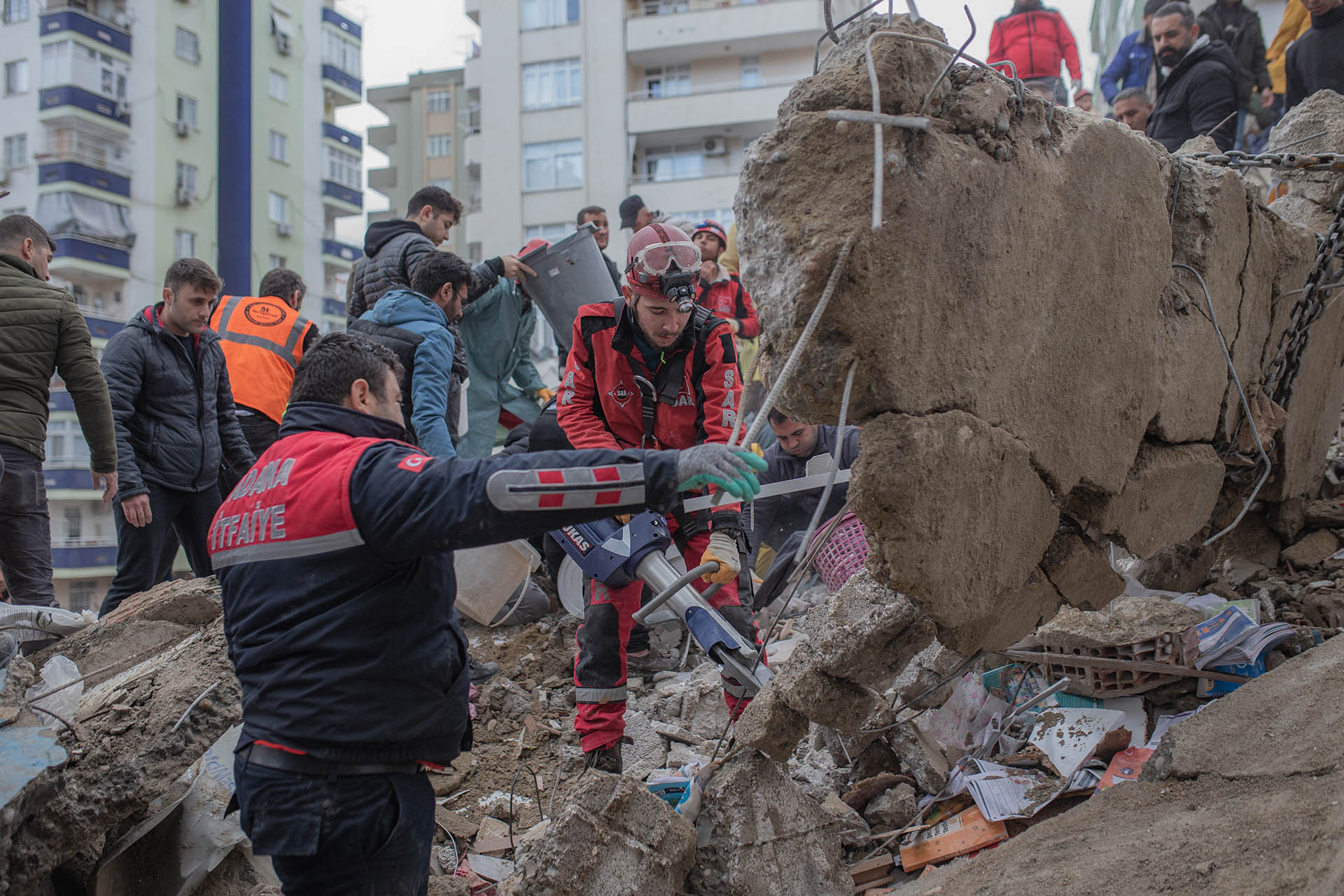 Los equipos de rescate buscan víctimas y supervivientes entre los escombros de un edificio que se derrumbó en Adana el 6 de febrero de 2023. (Foto de Can EROK / AFP) 