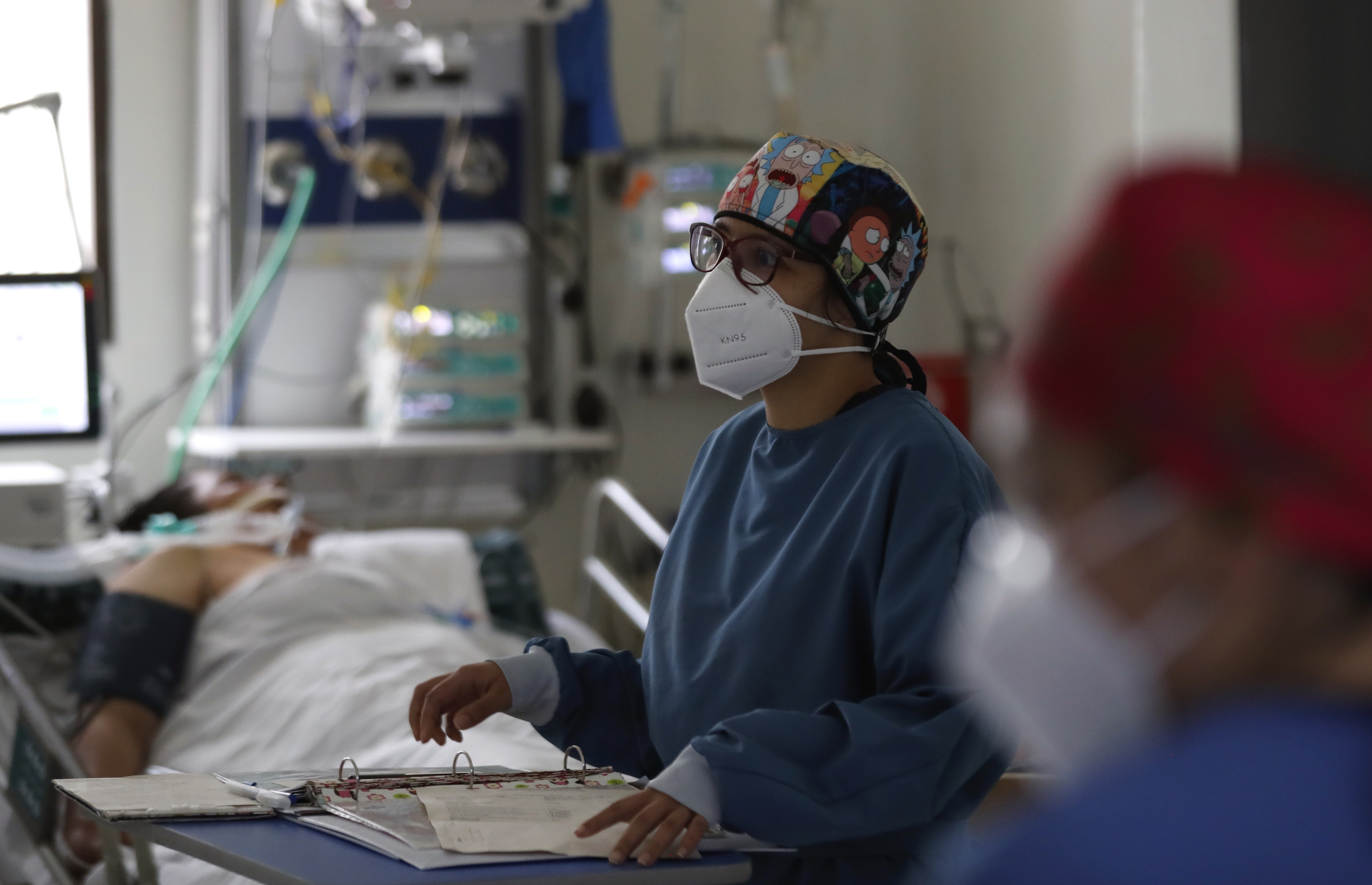 Personal médico atiende a pacientes en Bogotá (Colombia). EFE/Mauricio Dueñas Castañeda