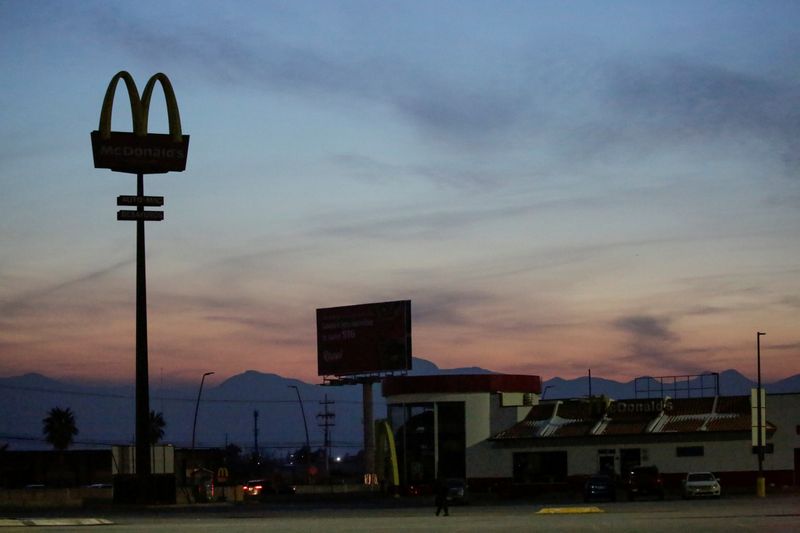 Un restaurante McDonald's es visto sin luz durante un apagón en Ciudad Juárez, México el 15 de febrero de 2021. (Foto: José Luis González / Reuters)