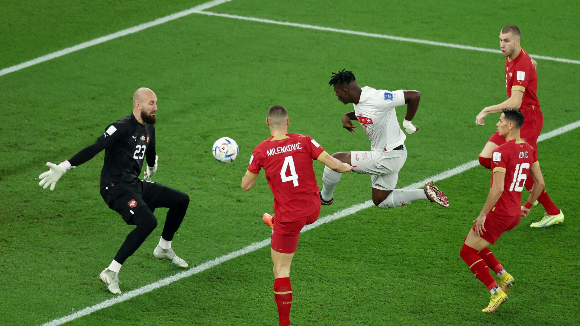 El atacante suizo, Breel Embolo, quedó mano a mano con el portero serbio, Milinkovic-Savic (REUTERS/Marko Djurica)