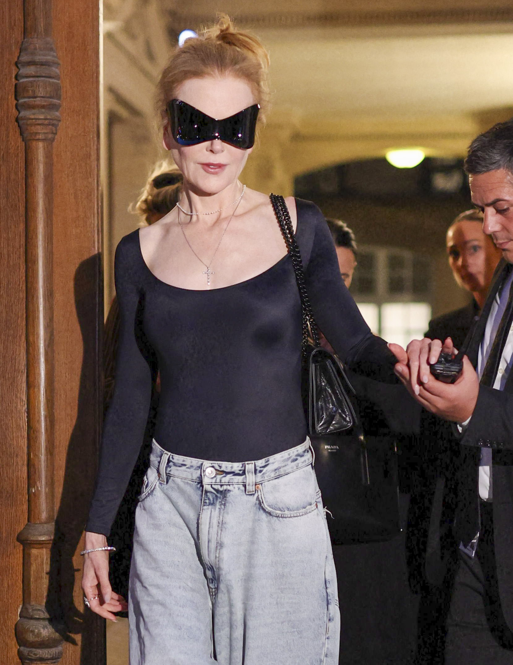 Nicole Kidman sigue dando que hablar en París. Esta vez fue noticia por unas súper gafas de Balenciaga al salir de una tienda de alta costura