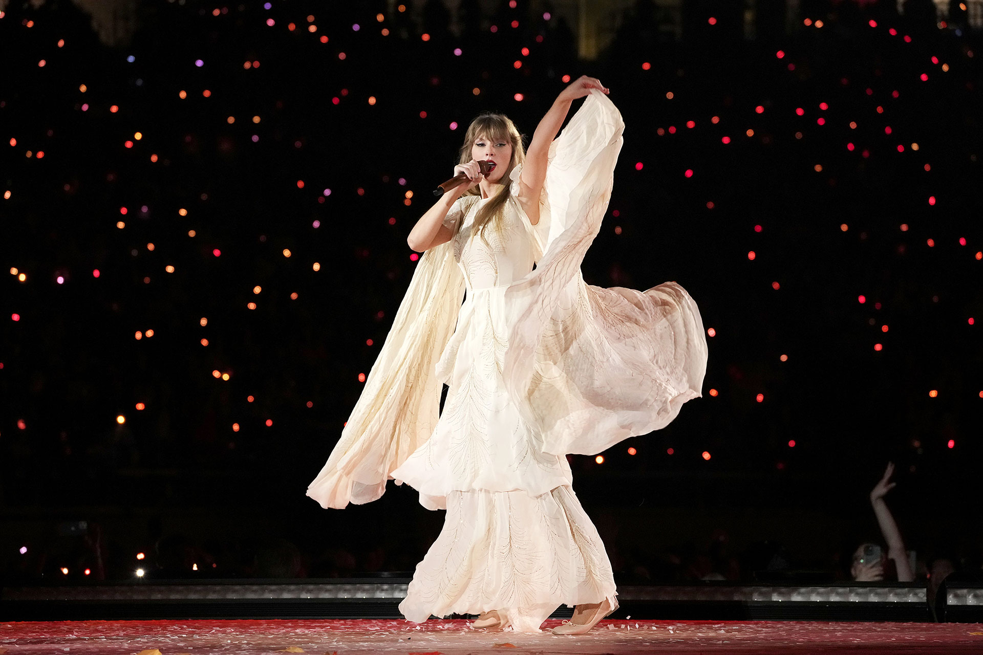 Swift usó un vestido suelto y original color crema (Getty)