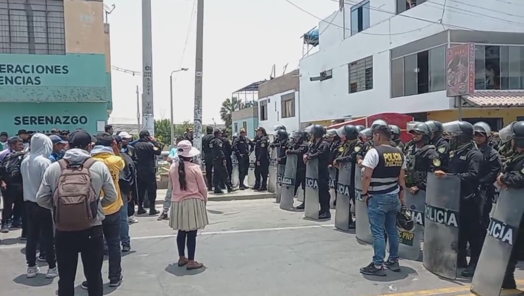 Una caravana multitudinaria proveniente del sur del país, con destino a Lima, fue interceptada por la Policía.