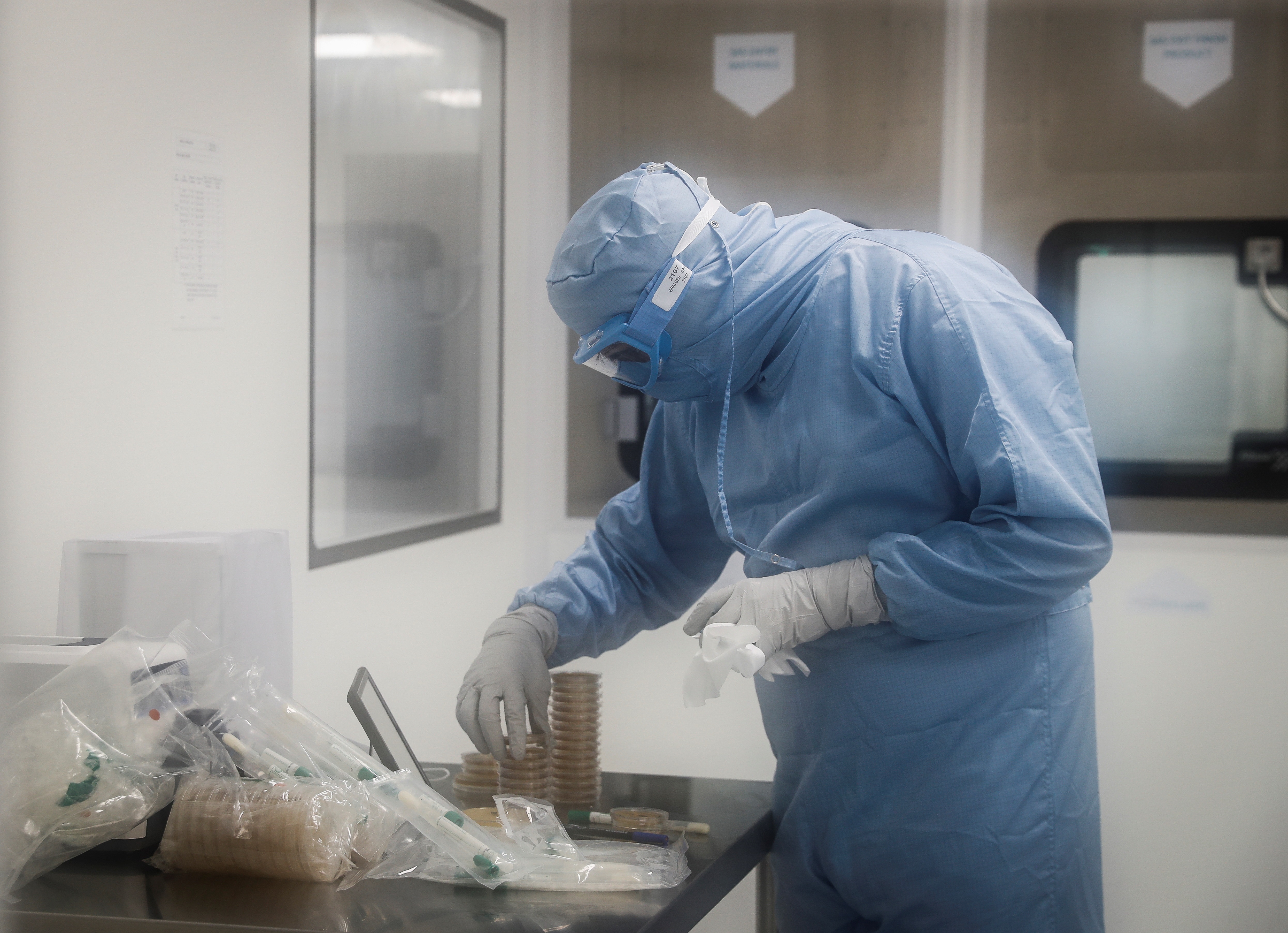 Los médicos que tratan a pacientes con el nuevo coronavirus usan una gran cantidad de indumentaria especial para evitar el contagio. Foto: EFE/Javier Etxezarreta