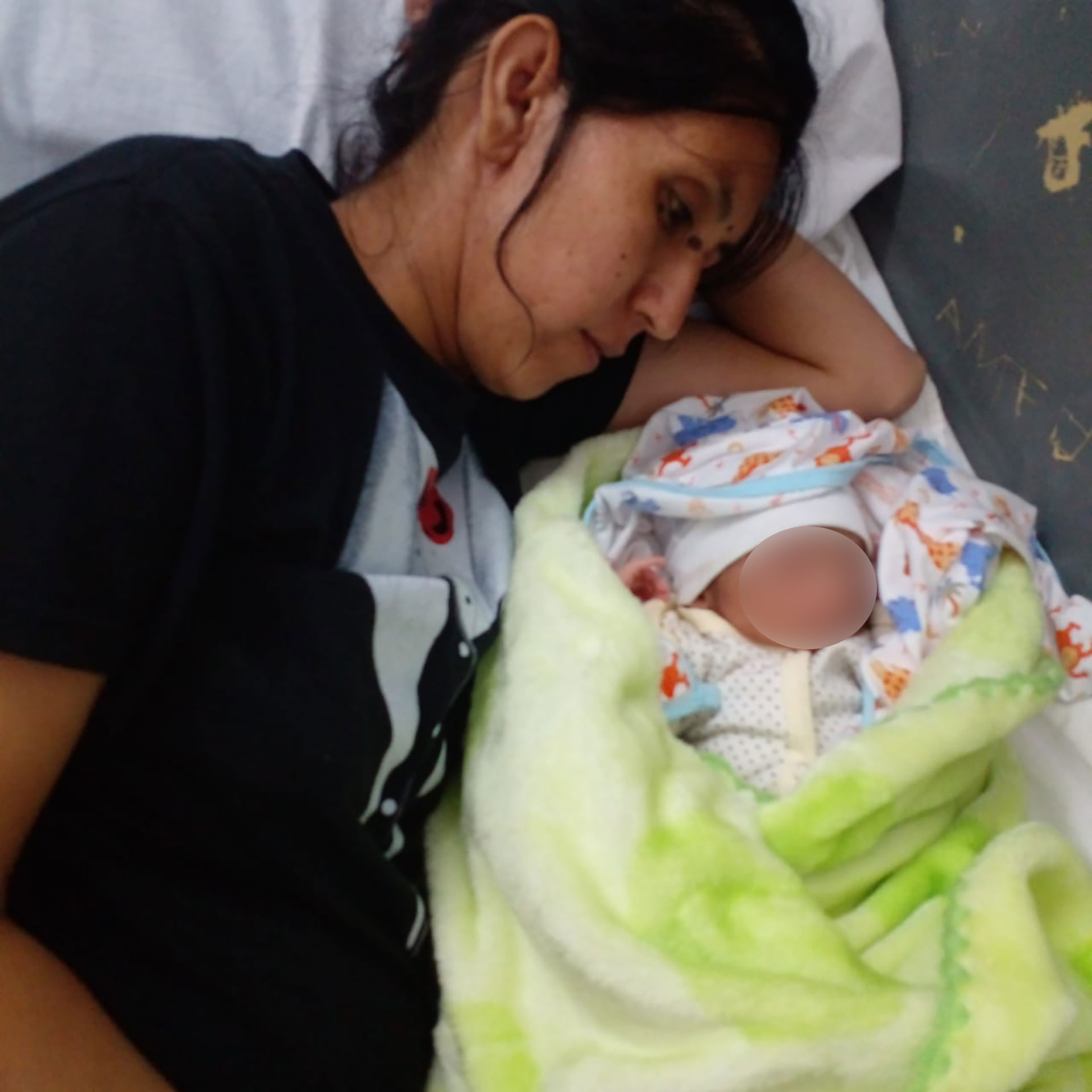 Natalia junto a Lionel después del parto