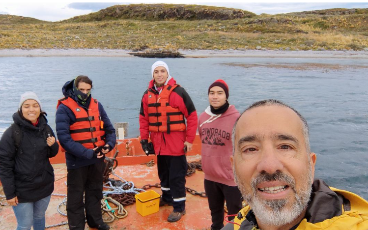 Carlos Pane y su grupo de estudiantes en los preparativos para la expedición (Télam)