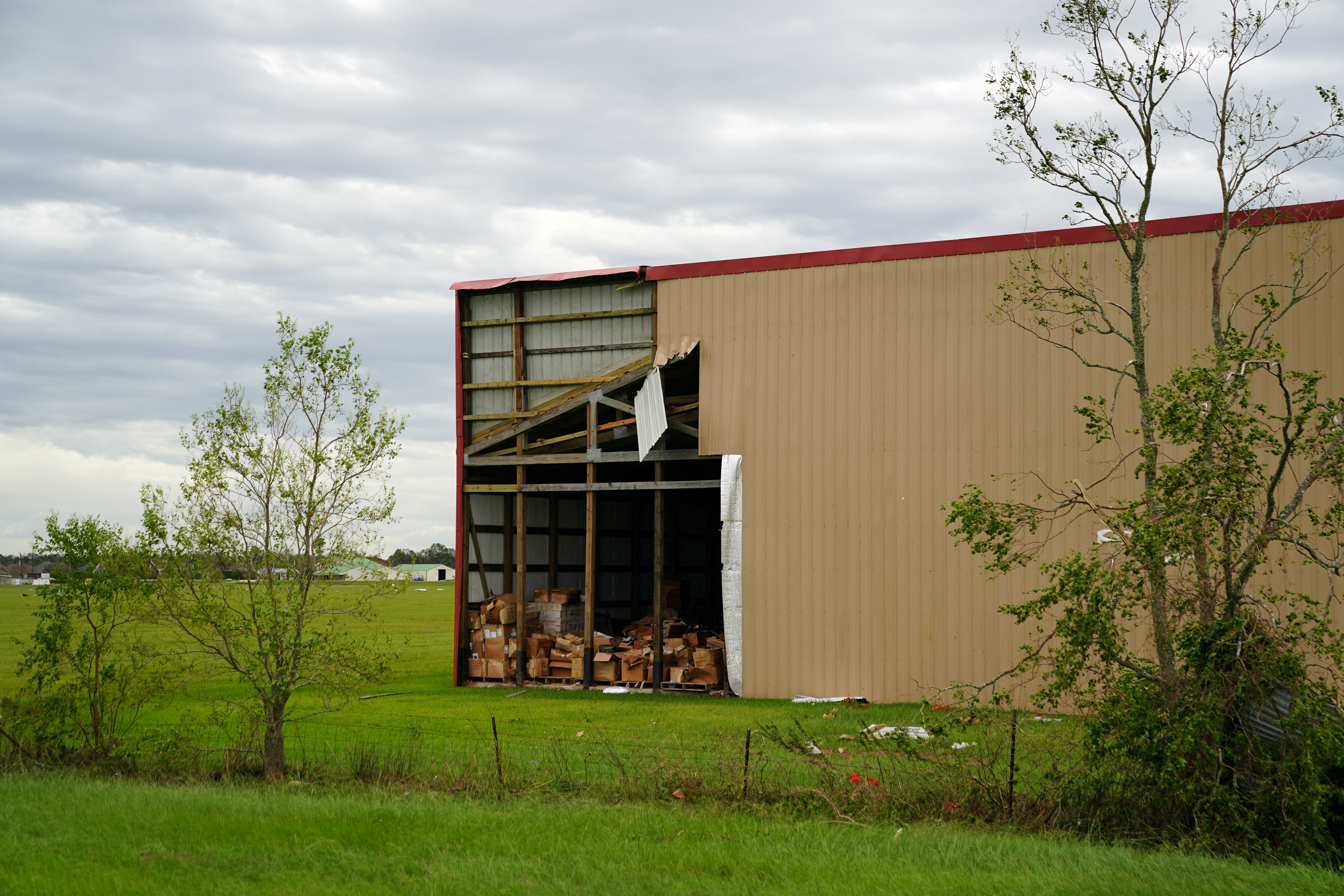 Un edificio dañado después de que el huracán Laura pasó por Iowa, Louisiana, el 27 de agosto de 2020 (REUTERS/Elijah Nouvelage)