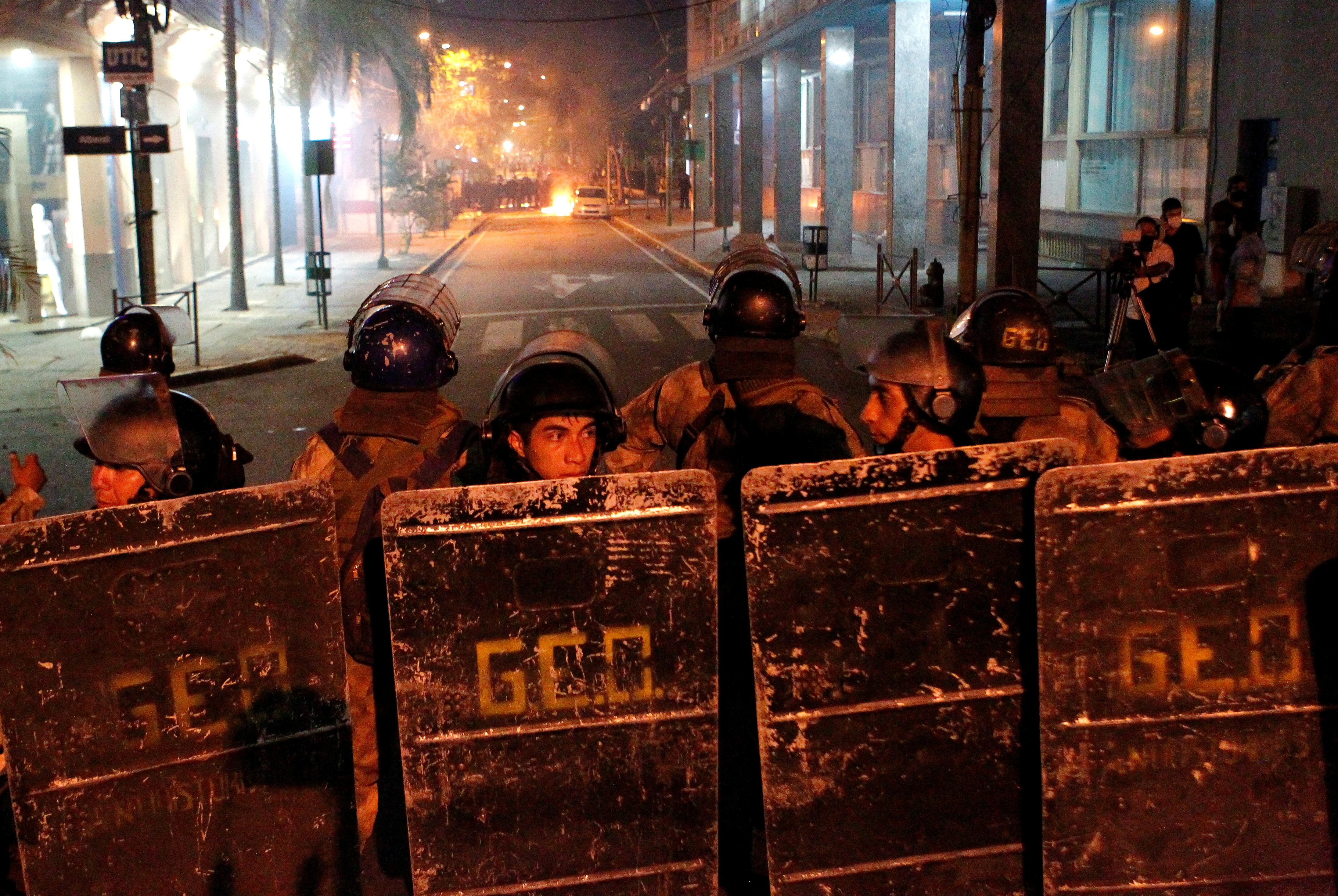 Un cordón policial intentó contener a los manifestantes (César Olmedo/Reuters)