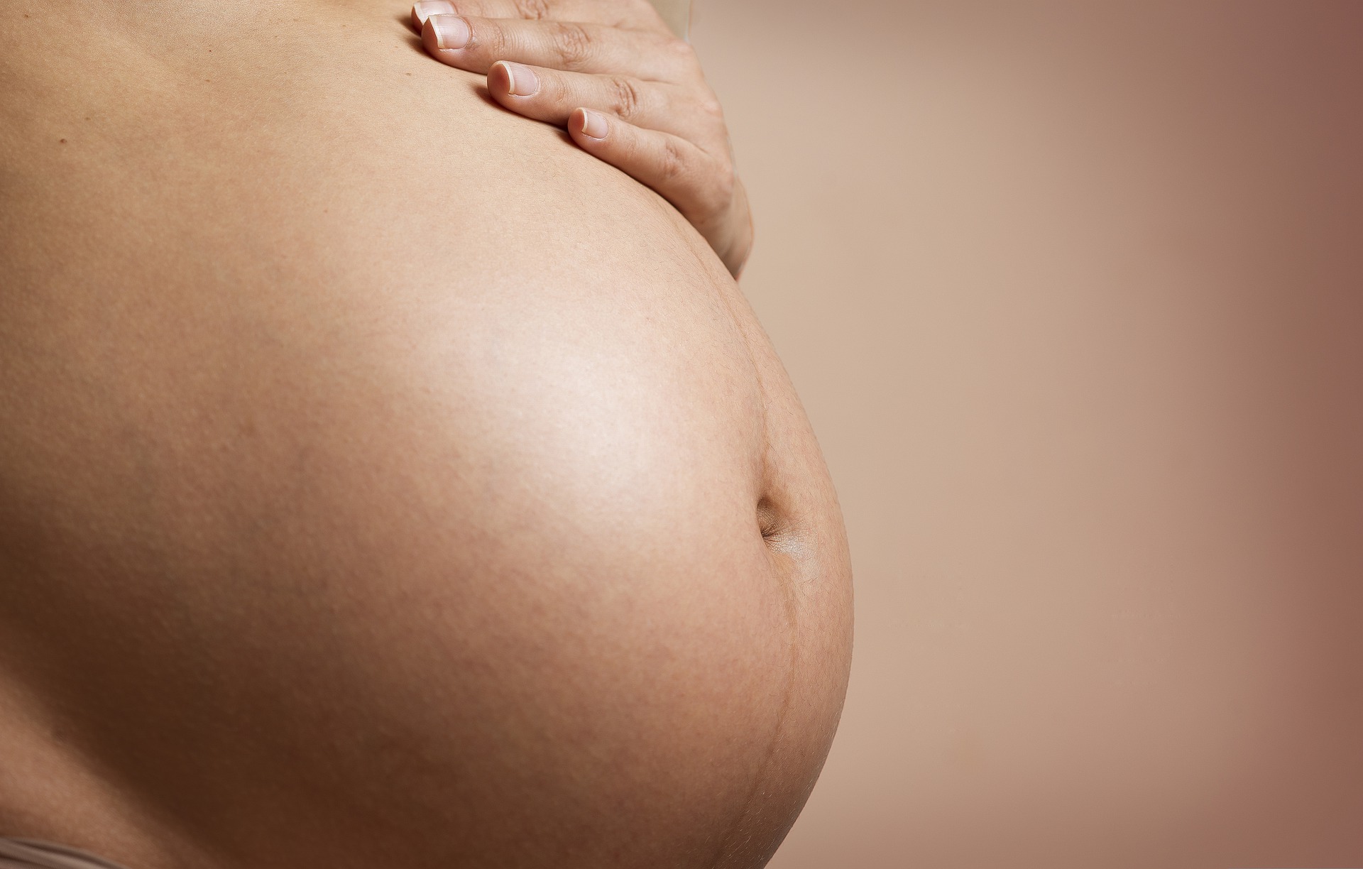 Cuanto más fume una mujer embarazada, mayor será el riesgo para su bebé de nacer con bajo peso (Pixabay)