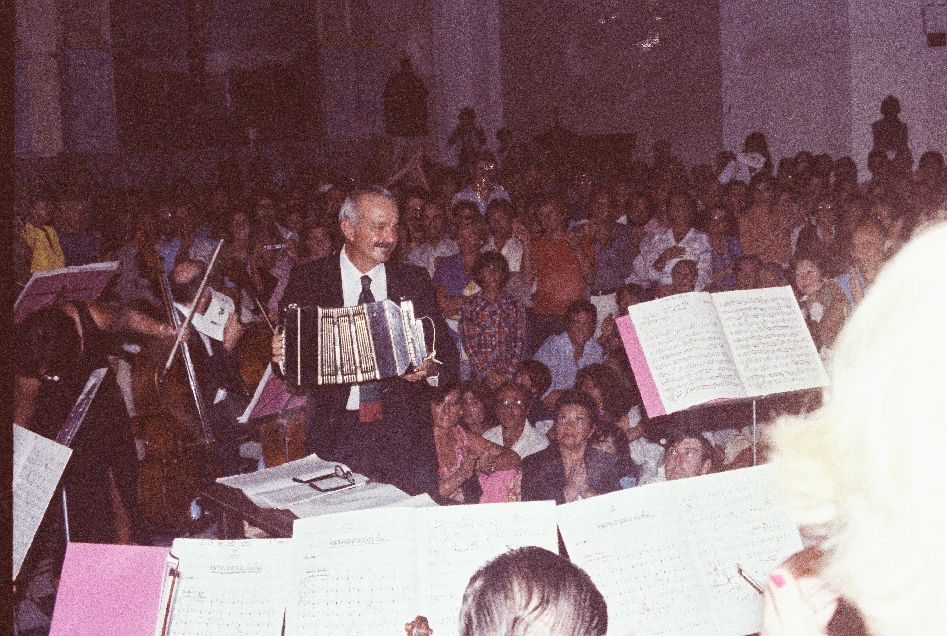 Fotografía cedida por la familia del músico uruguayo Dante Magnone que muestra a Astor Piazzolla en el estreno de su obra "Suite de Punta del Este" en la catedral de Maldonado en marzo de 1980. EFE/Familia Magnone

