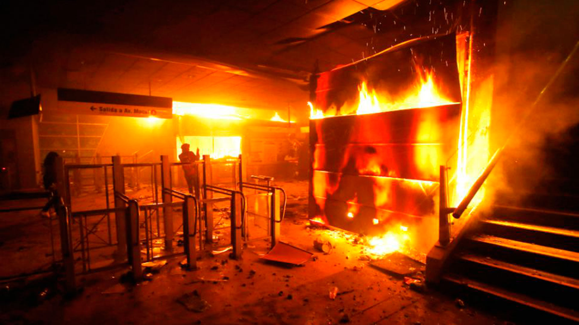 Las imágenes del incendio y destrucción en la estación de metro La Granja ha suscitado una querella interpuesta por el abogado chileno de DD.HH. Luis Mariano Rendón en contra de Carabineros de Chile