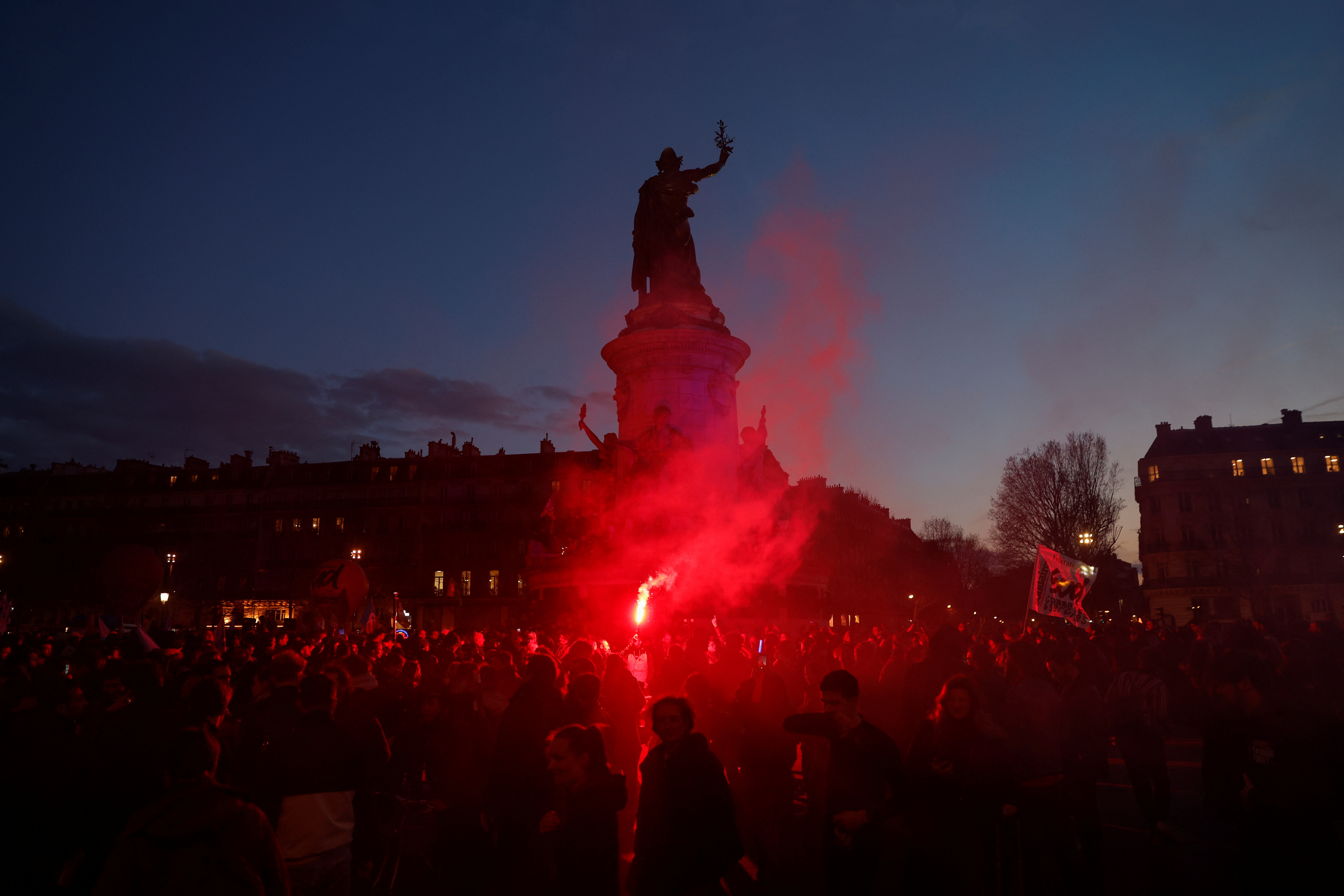 La plaza de la República de París fue escenario del lanzamiento de proyectiles y de gases lacrimógenos entre centenares de personas y las fuerzas de seguridad.  (REUTERS/Gonzalo Fuentes)