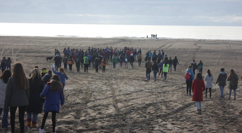 Estudiantes de las escuelas de San Clemente llegan a la playa para hacer el compromiso ambiental, en 2018. (Imagen: gentileza)