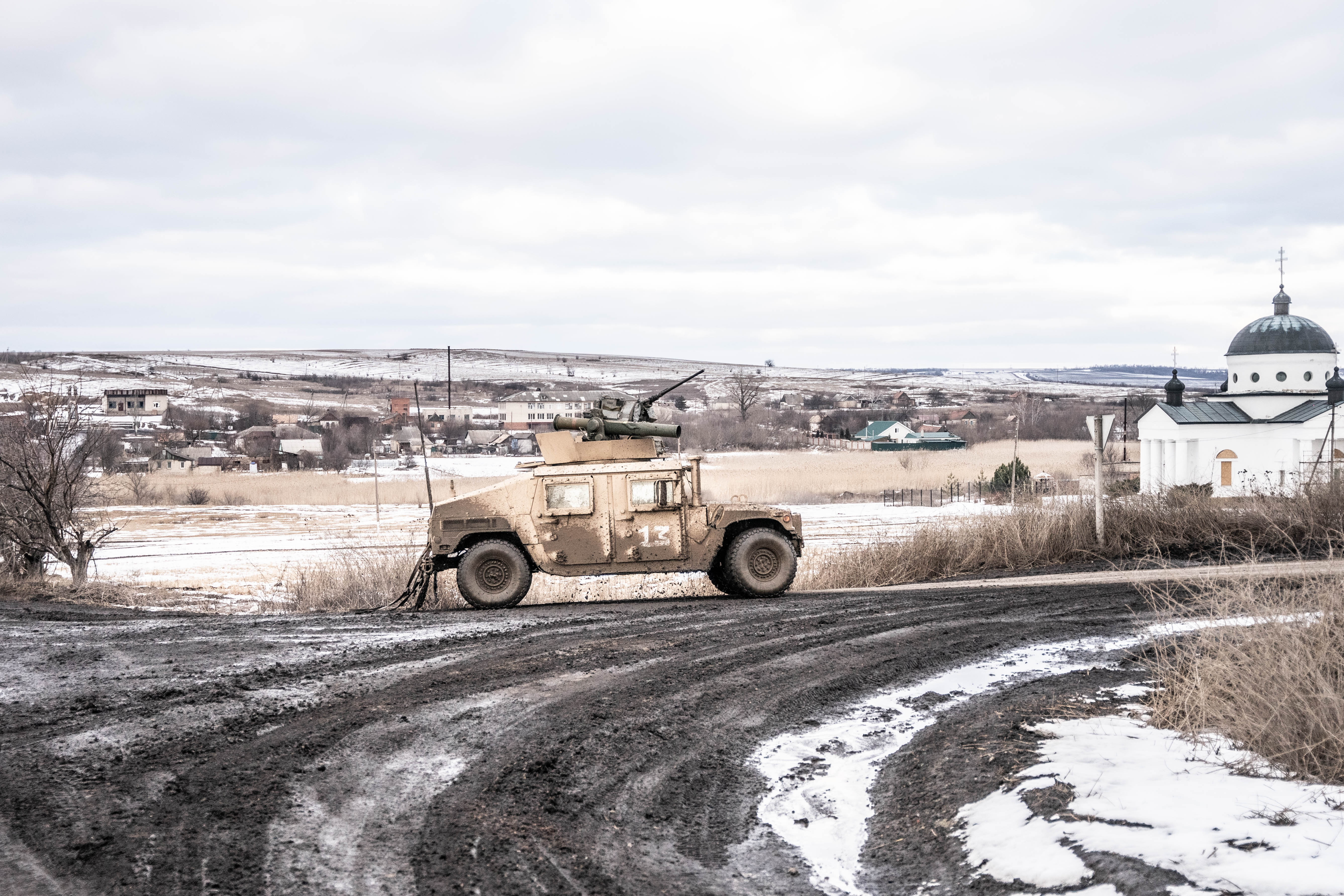 Coches fuertemente armados y blindados, los únicos vehículos que se ven transitar las calles de barro de los pueblos aledaños a Bakhmut