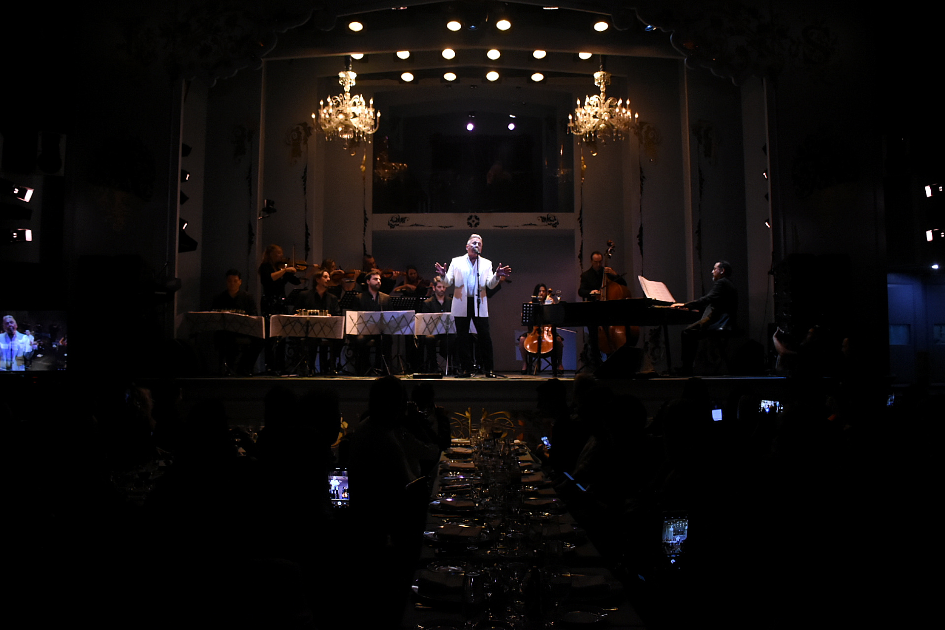 Ricardo Montaner en pleno show en El Café de los Angelitos (Nicolás Stulberg)