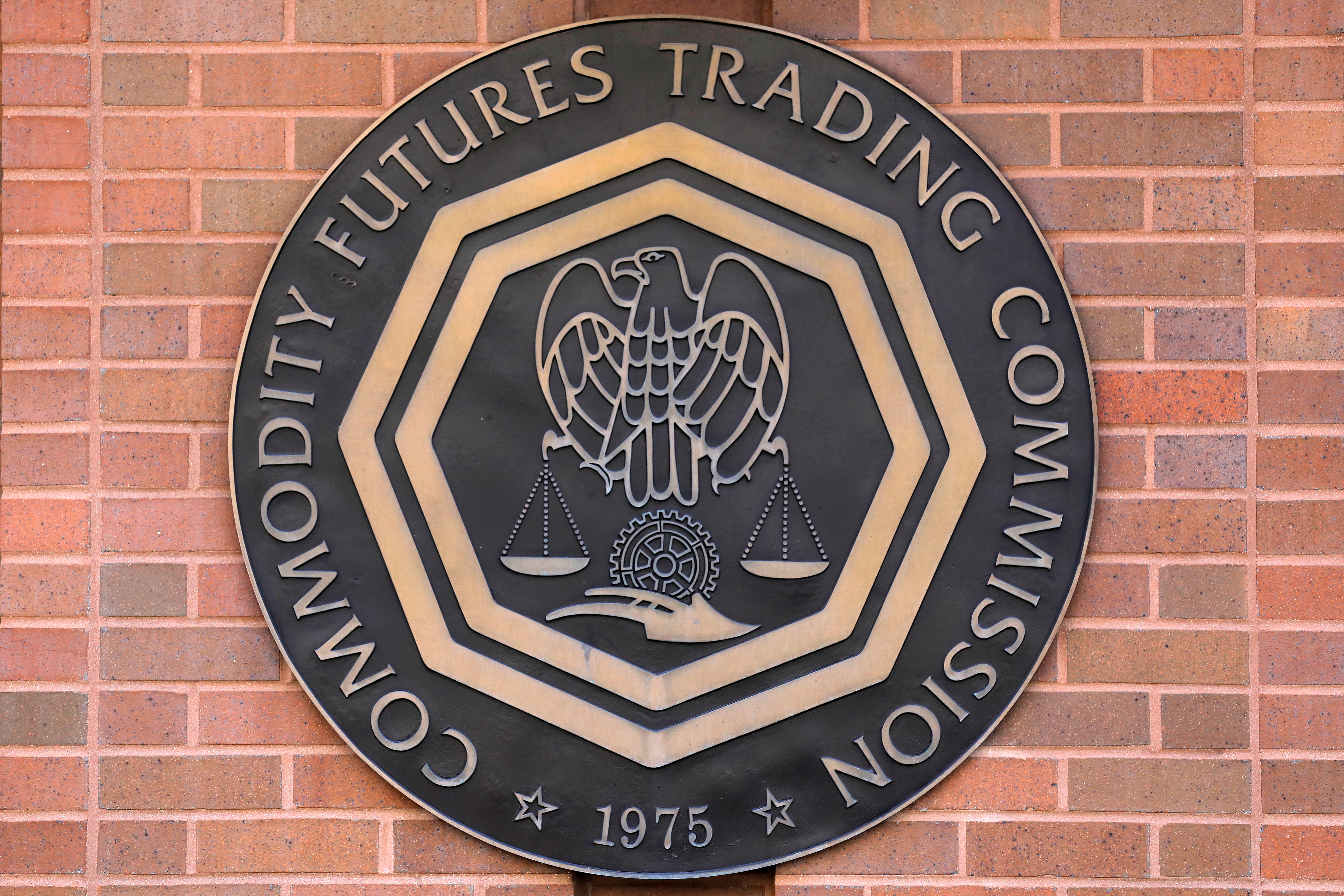 Imagen del escudo de la CFTC, quienes dicen estar frente al fraude más importante en Bitcoins jamás perseguida. (REUTERS/Andrew Kelly/File Photo)
