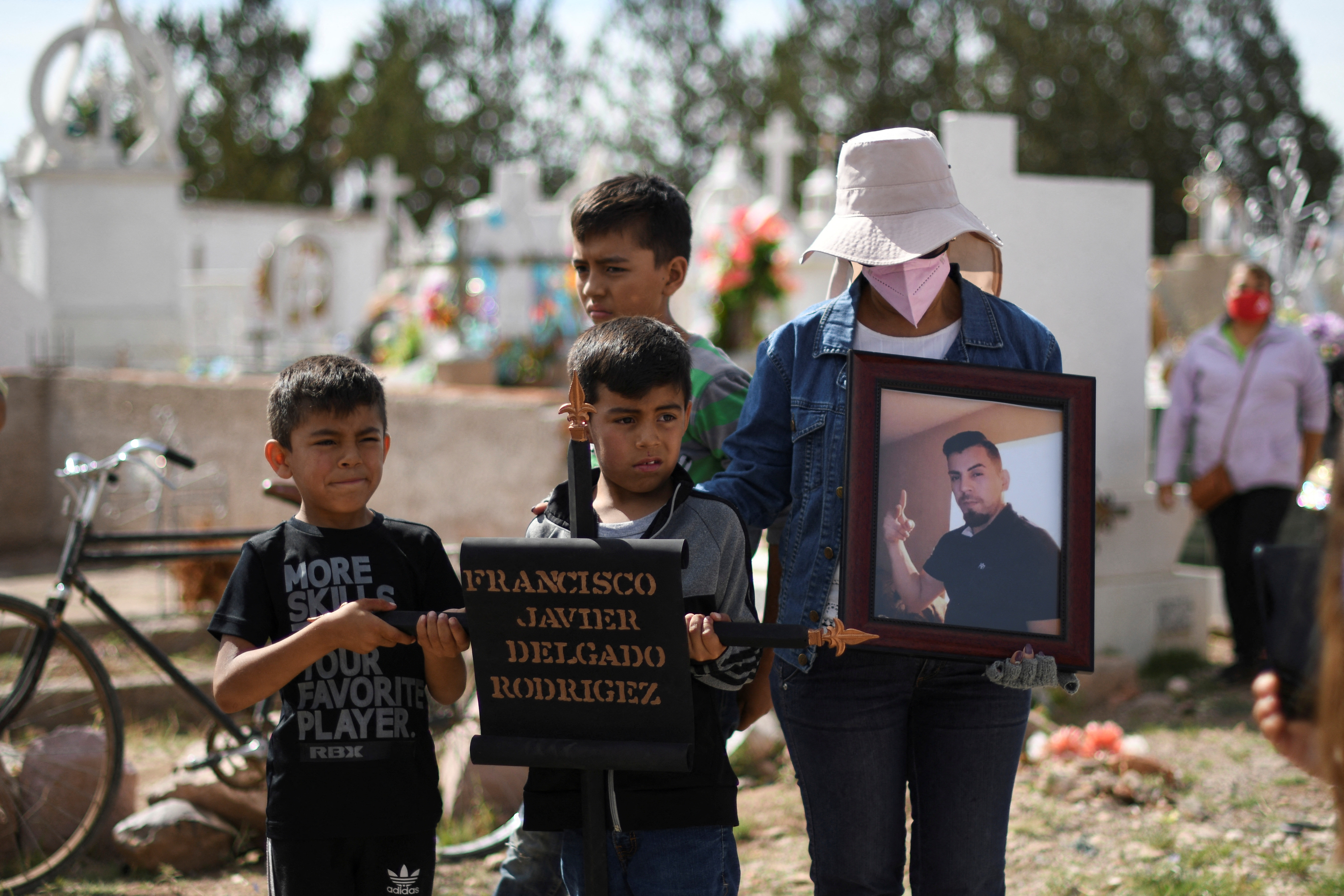 Familia de uno de los migrantes fallecidos en la caja de un tráiler.(Foto: REUTERS/Jesse Mireles)
