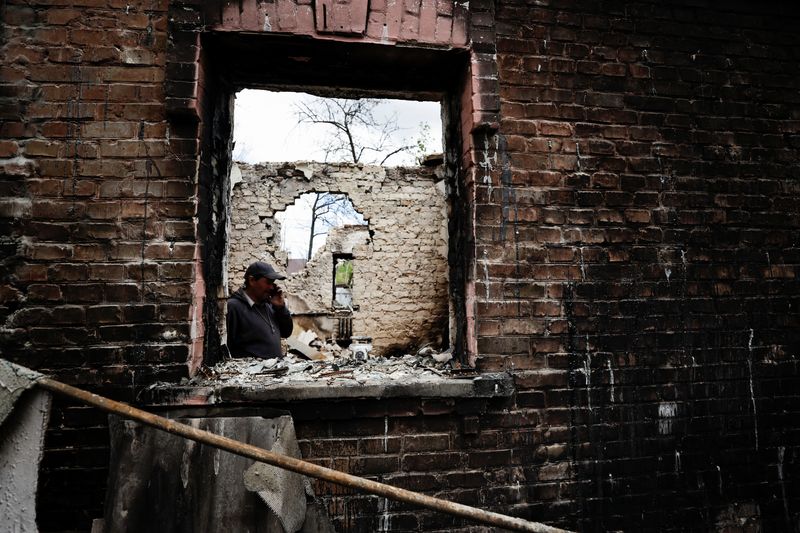 FOTO DE ARCHIVO. Oleksiy Sokolyuk, de 50 años, habla por teléfono mientras se encuentra en el interior de su casa, que según él fue destruida por bombardeos, el primero el 5 de marzo, y el segundo el 17 de marzo, en medio de la invasión rusa de Ucrania, e