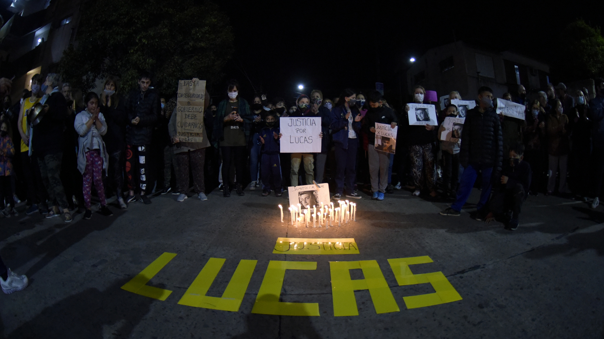 En la noche, las velas iluminaron el reclamo de los vecinos en memoria de Lucas