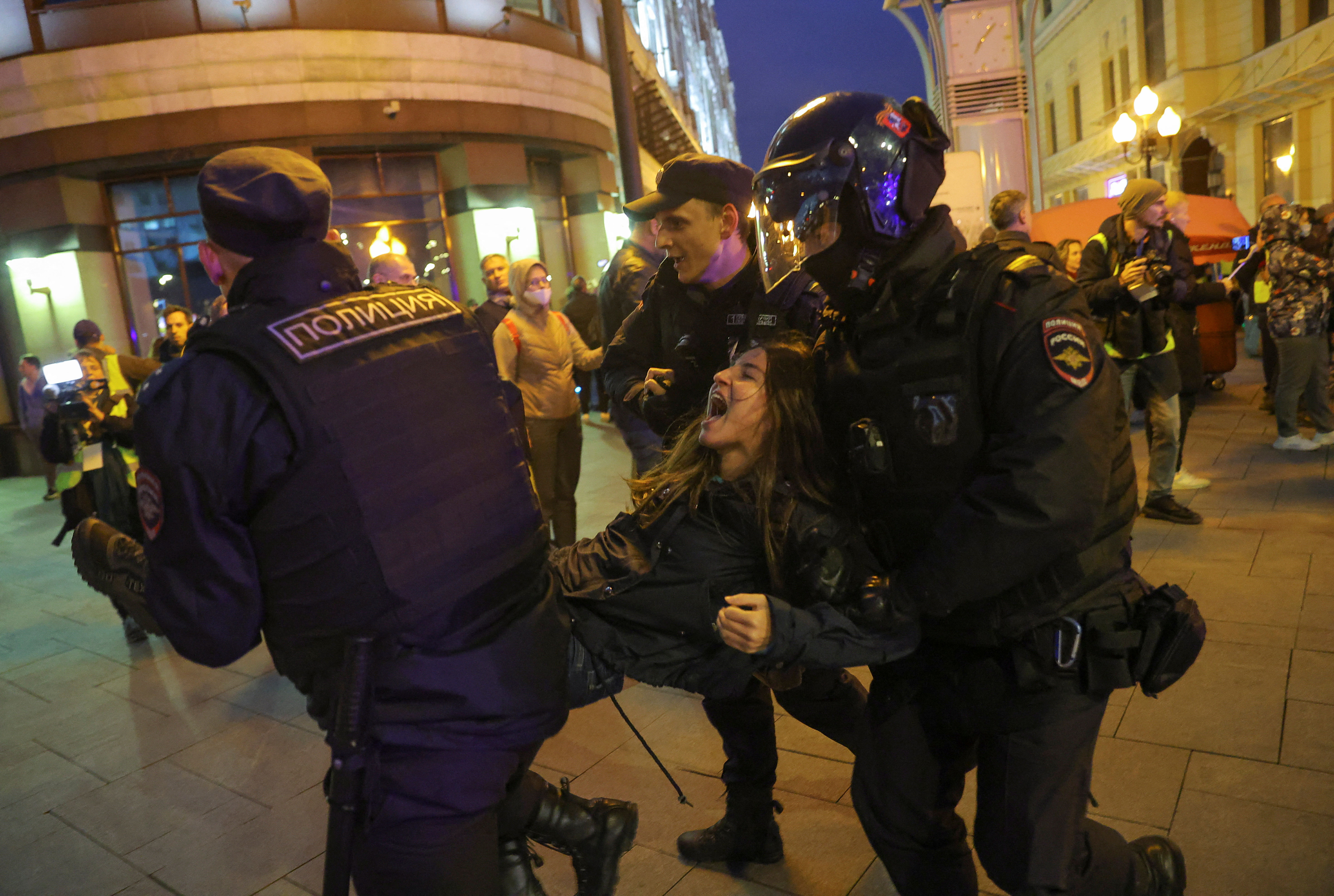 La policía de Rusia arresta a uno de los activistas que protestan contra la movilización ordenada por Putin (REUTERS/REUTERS PHOTOGRAPHER)