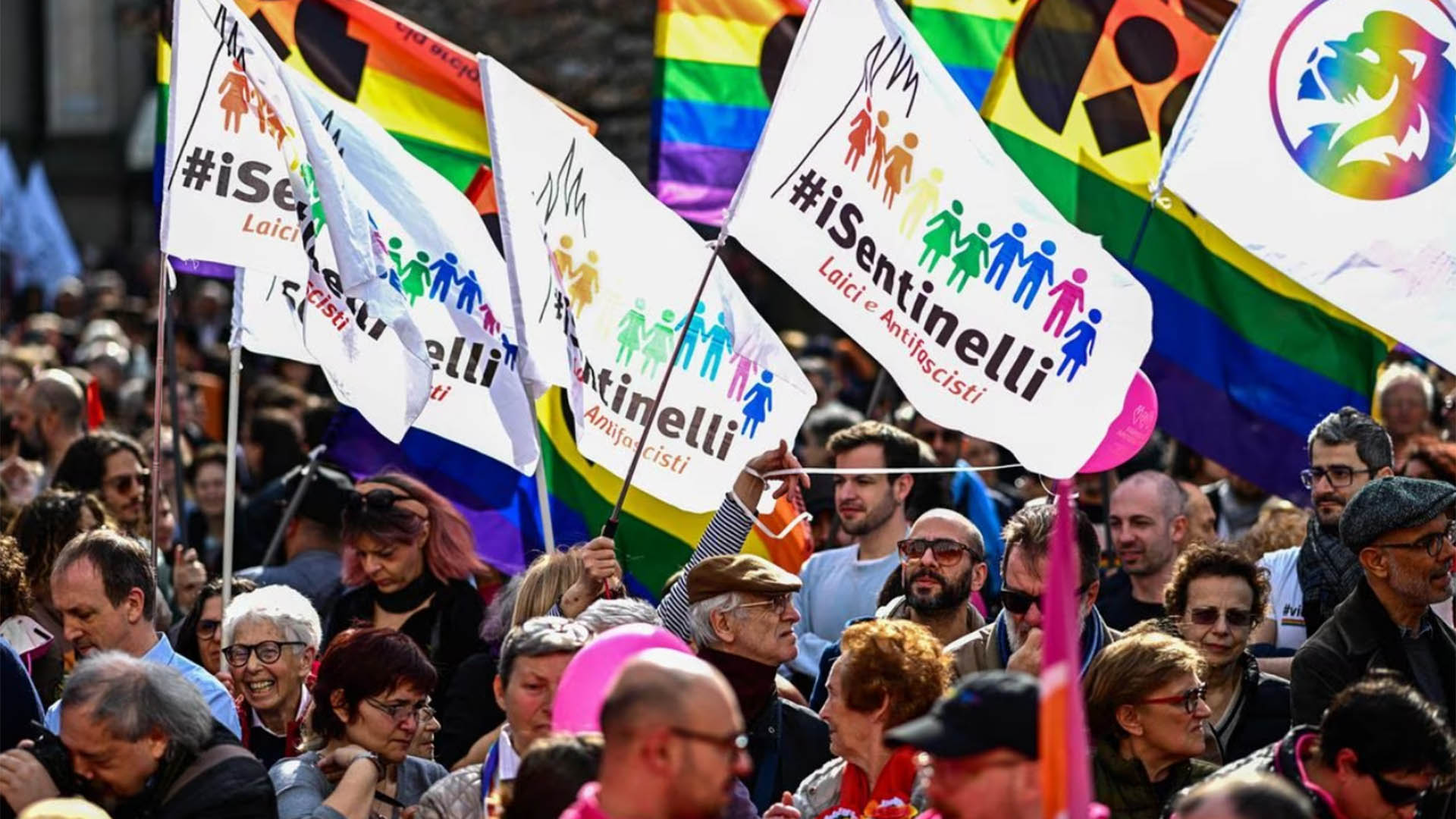 El pueblo sale a marchar en contra de las políticas homofóbicas de su primera ministra Meloni (Gabriel Bouys/ AFP) 